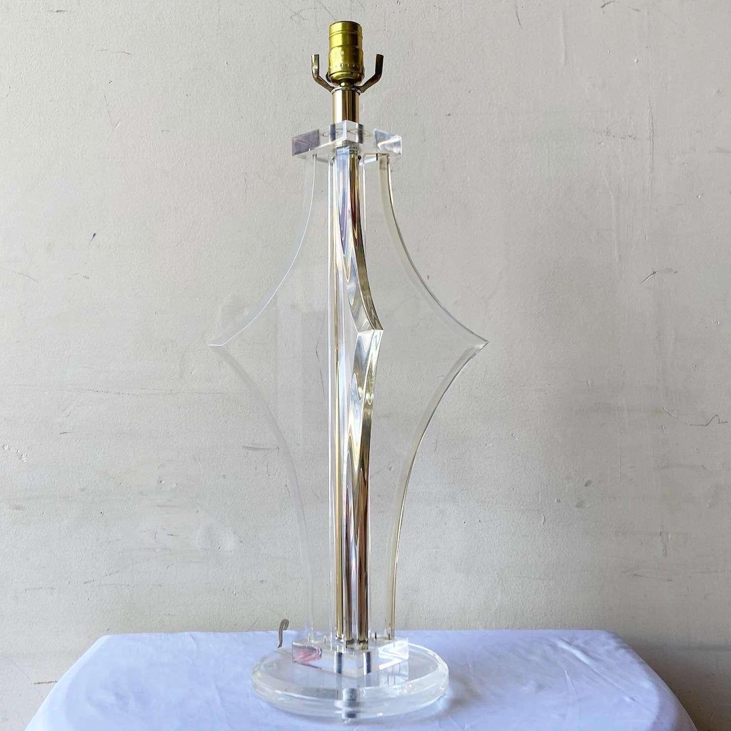 Amazing mid century modern lucite table lamps. Features 4 sculpted panels.

3 way lighting
