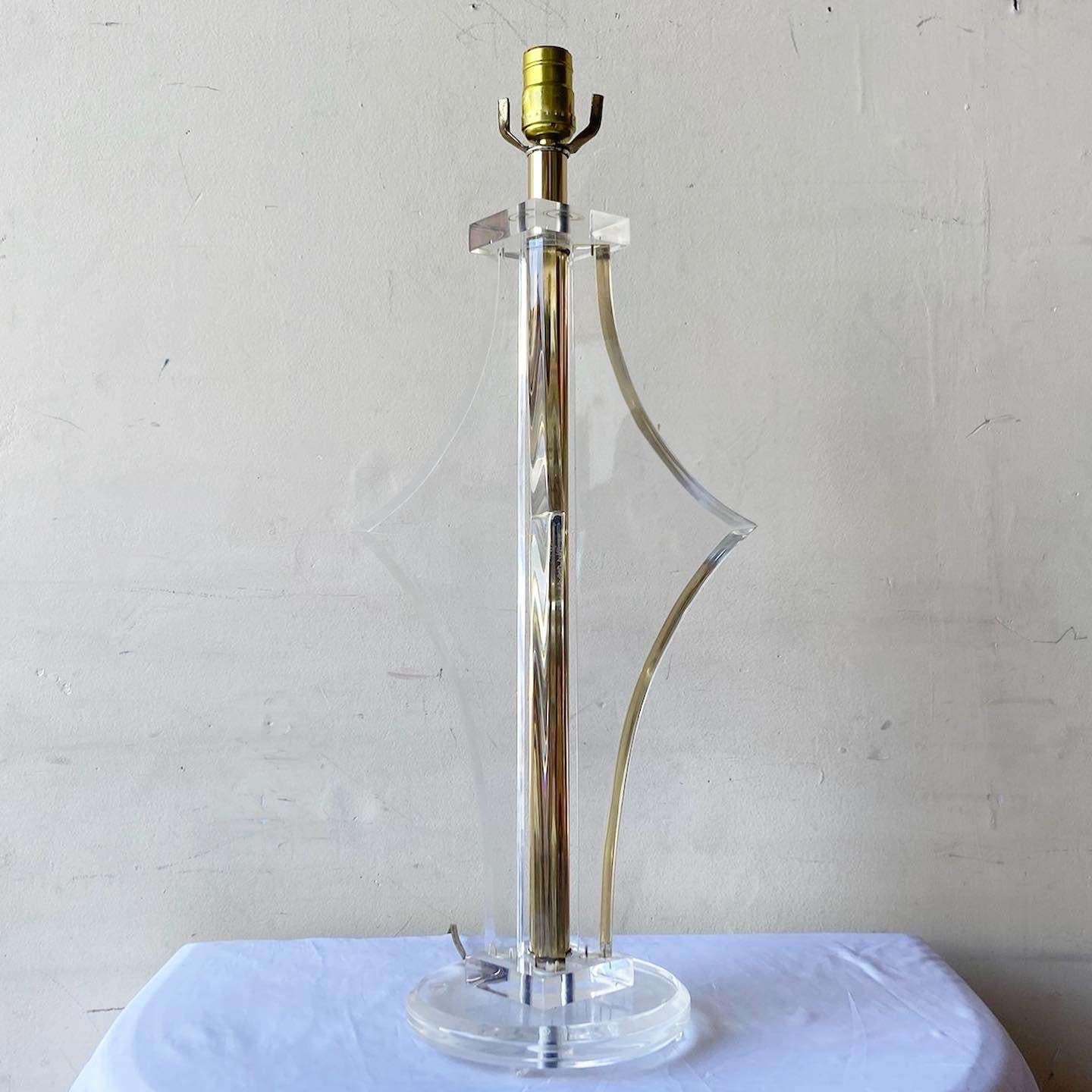 Mid Century Modern Sculpted Lucite Table Lamp In Good Condition In Delray Beach, FL