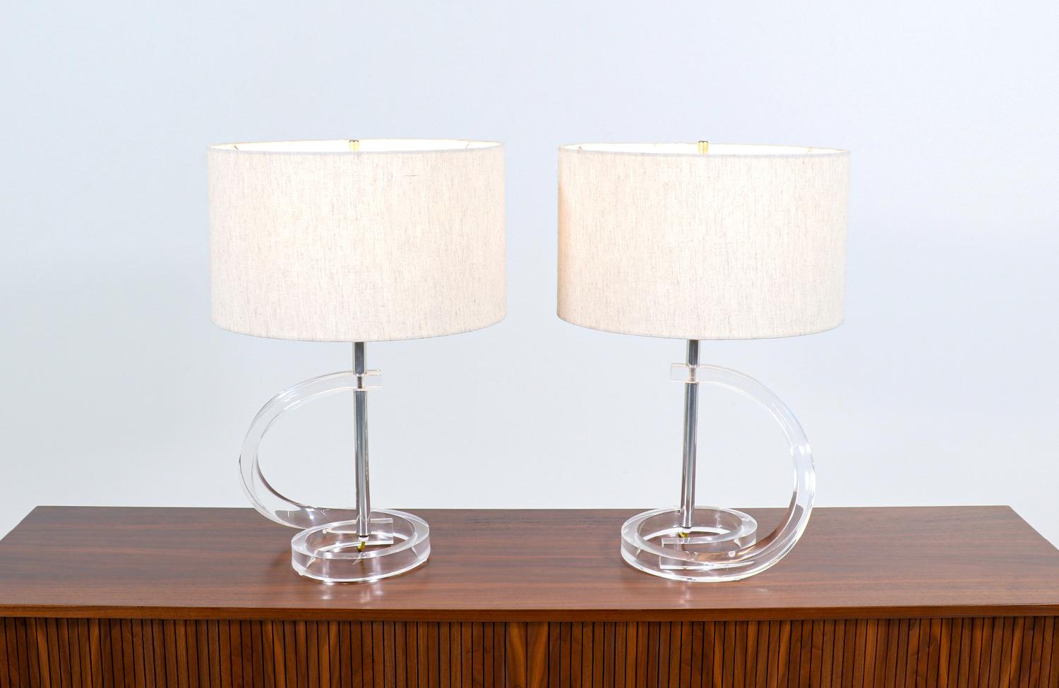 Polished Mid-Century Modern Sculpted Lucite Table Lamps For Sale