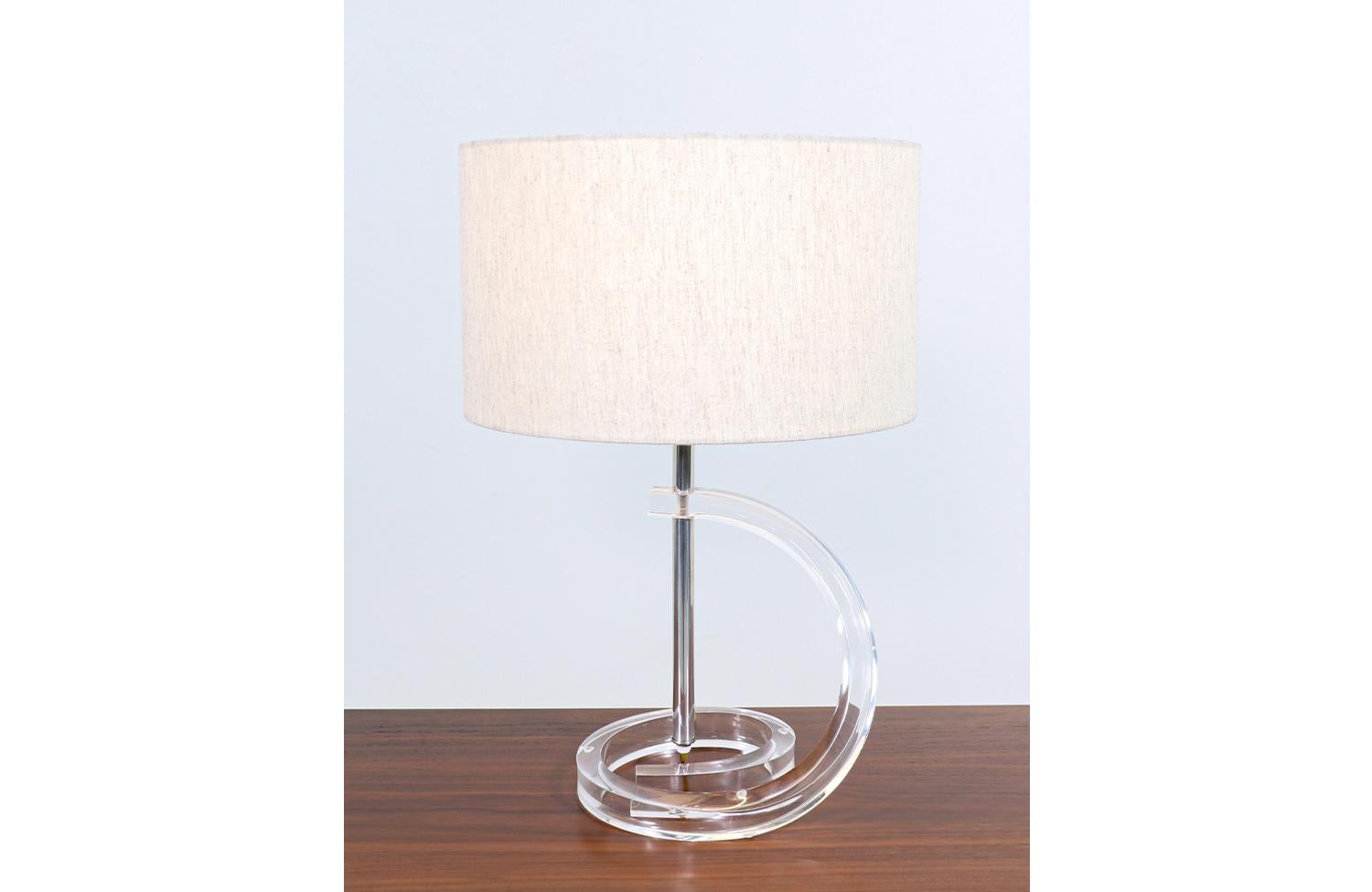Mid-Century Modern Sculpted Lucite Table Lamps In Excellent Condition For Sale In Los Angeles, CA