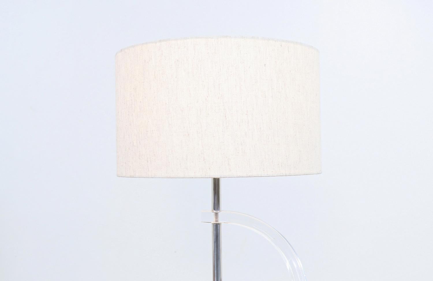 Late 20th Century Mid-Century Modern Sculpted Lucite Table Lamps For Sale