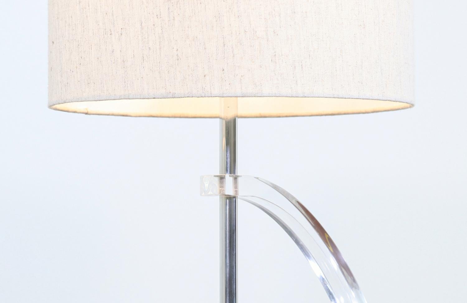 Mid-Century Modern Sculpted Lucite Table Lamps For Sale 1