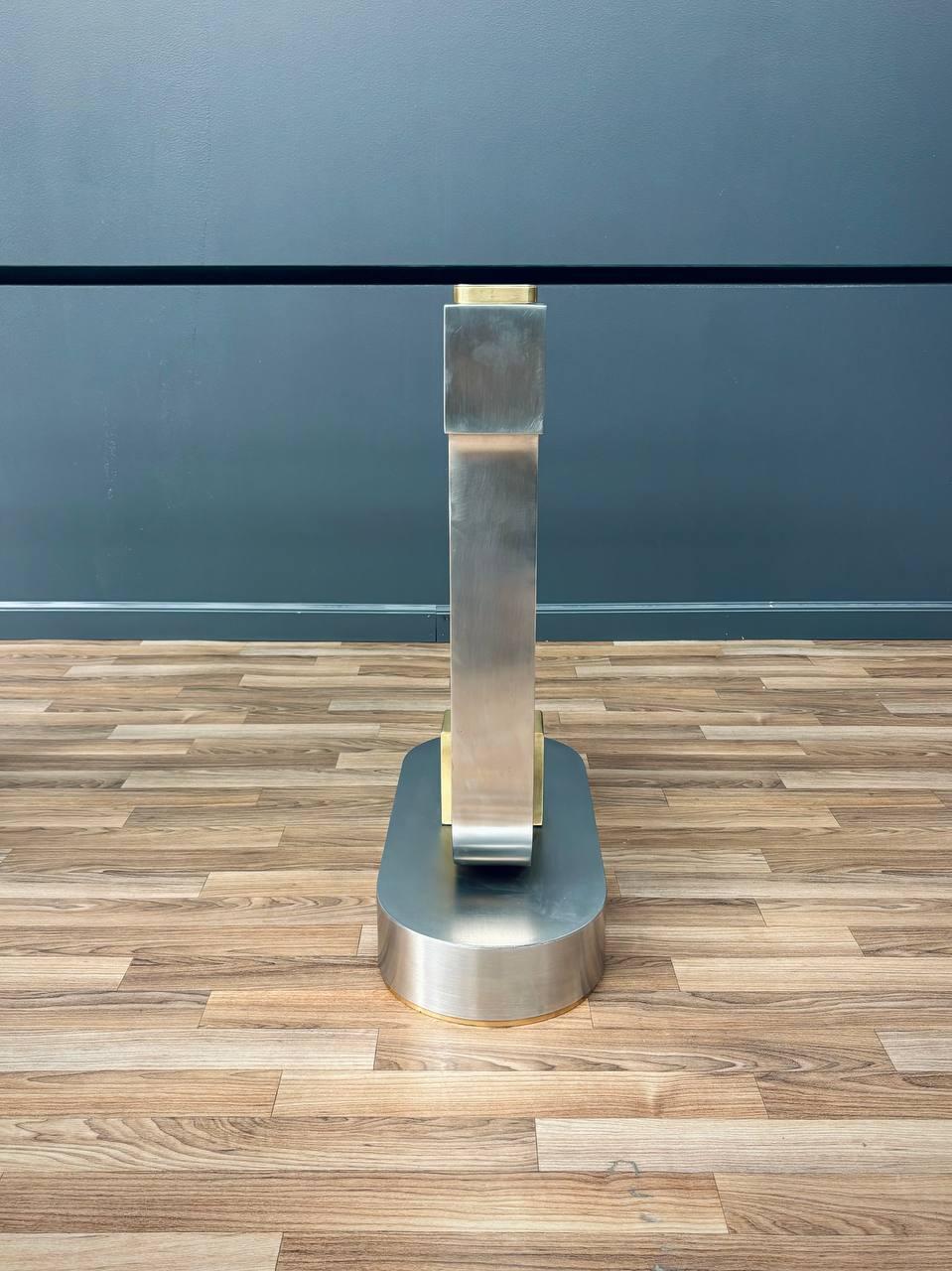 Table de salle à manger en métal sculpté et plateau en verre The Moderns en vente 1
