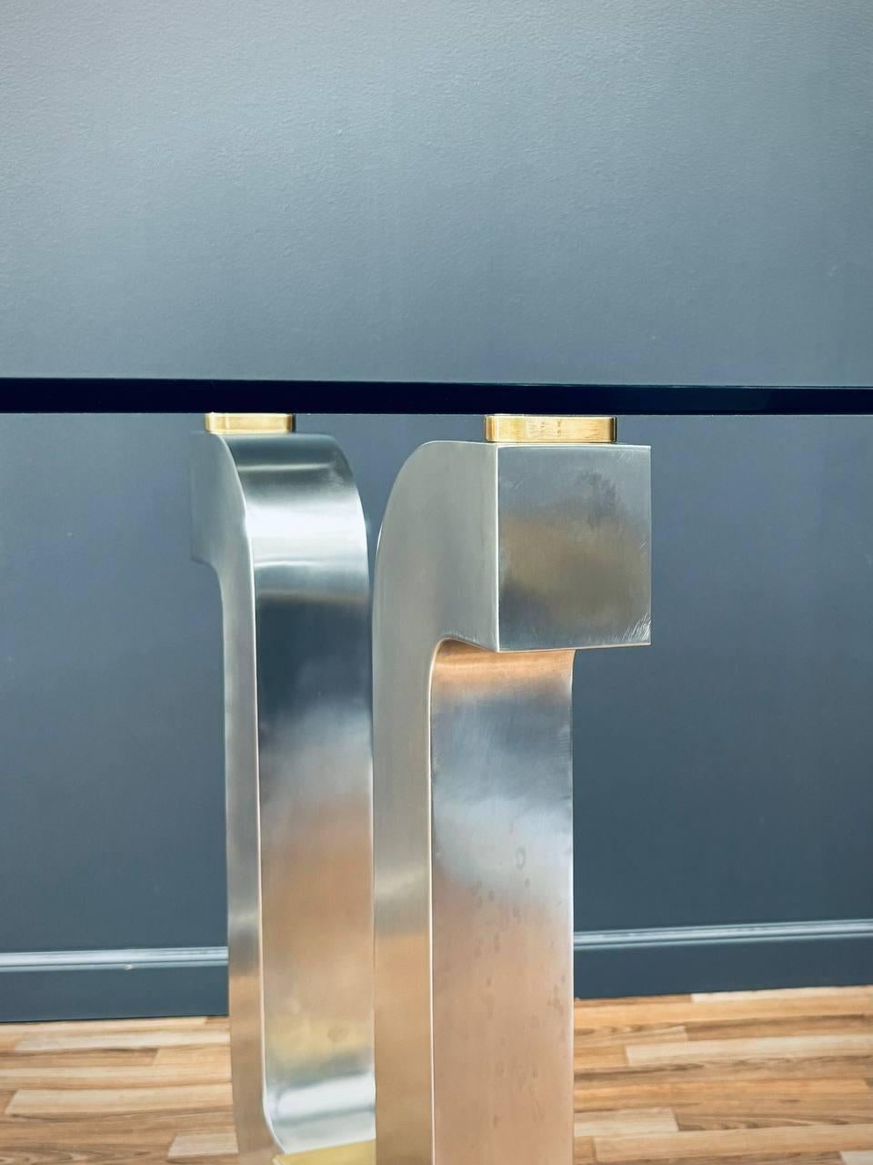 Table de salle à manger en métal sculpté et plateau en verre The Moderns en vente 2