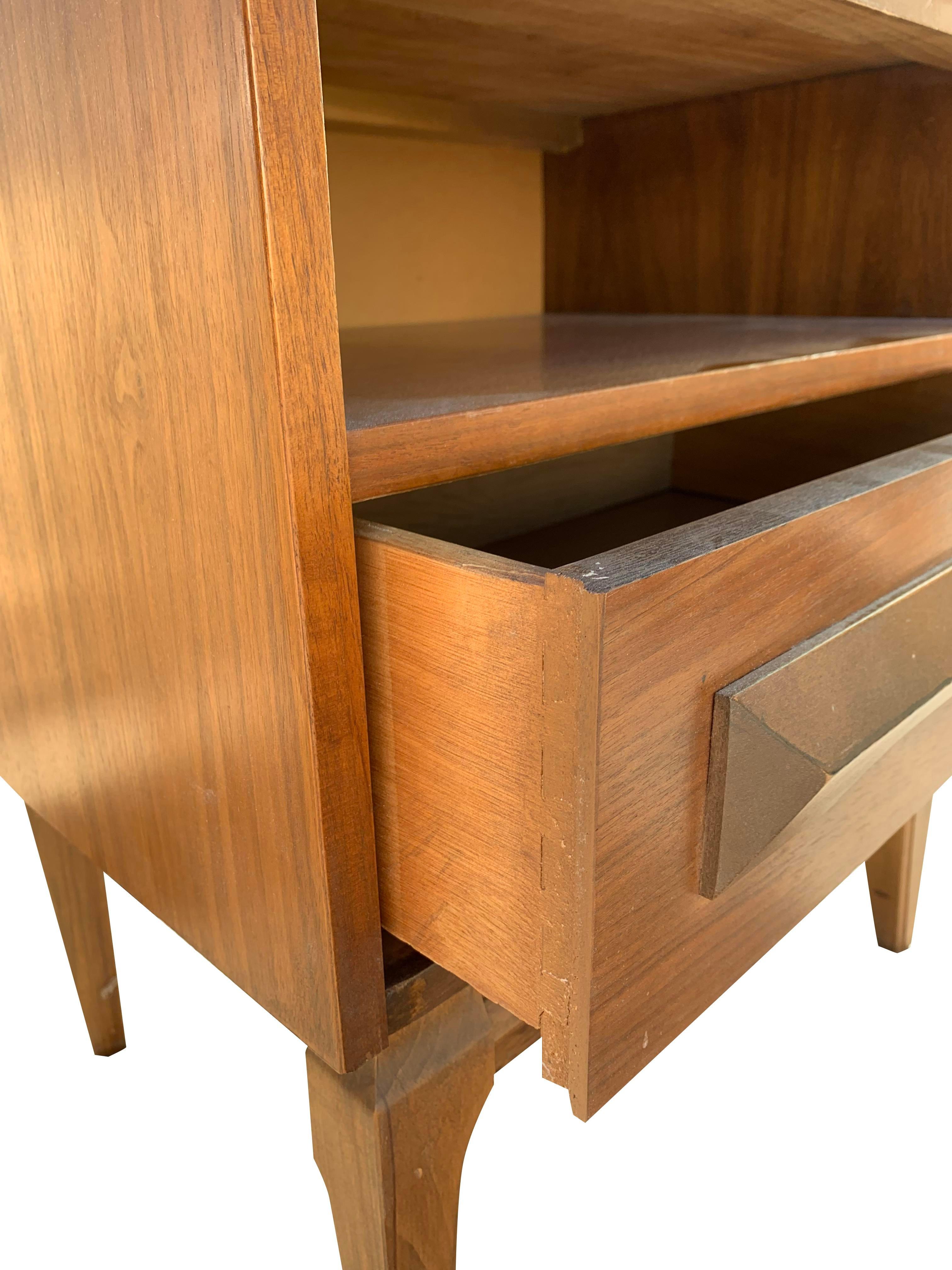 Mid Century Modern Sculpted Nightstand In Good Condition For Sale In Saddle River, NJ