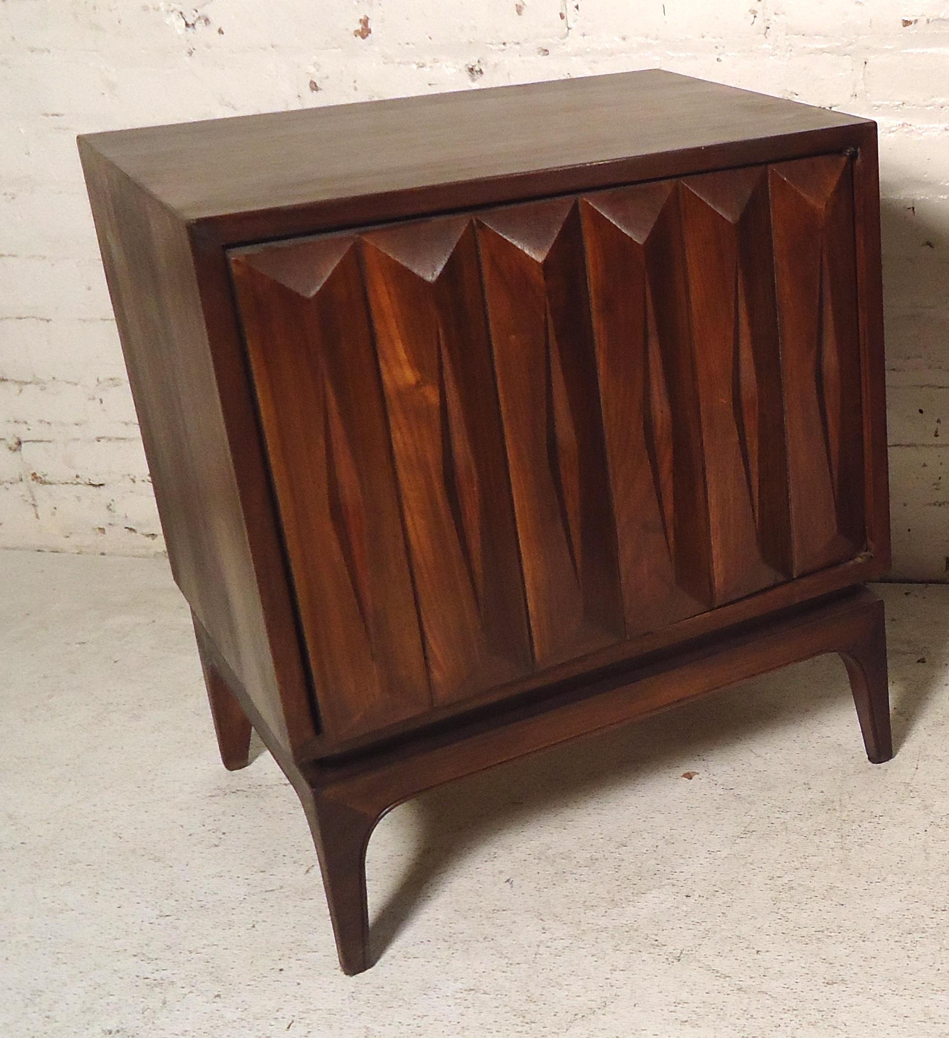 Mid-Century Modern Sculpted Nightstands In Good Condition In Brooklyn, NY