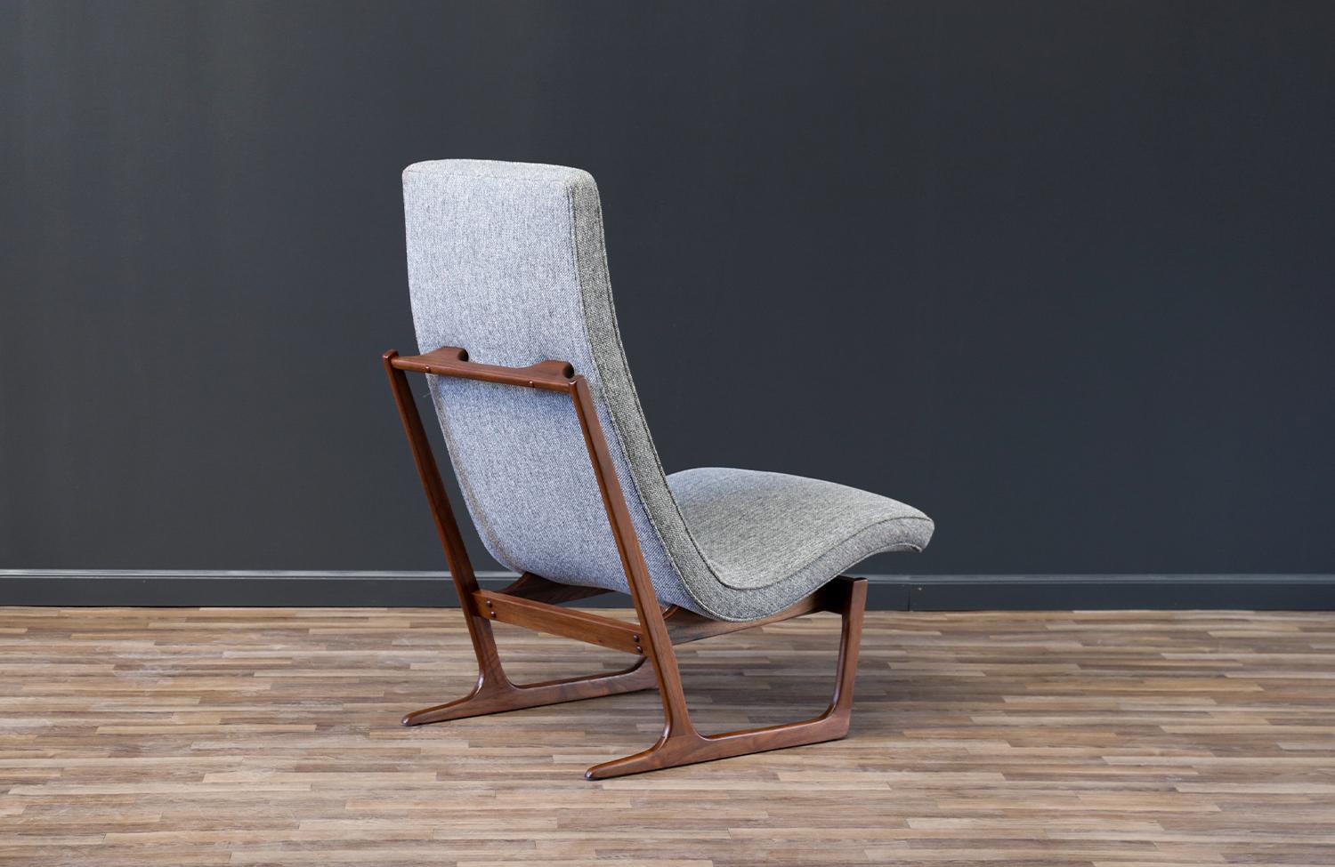 American Mid-Century Modern Sculpted Sleigh-Base Lounge Chair by Hans Juergens For Sale