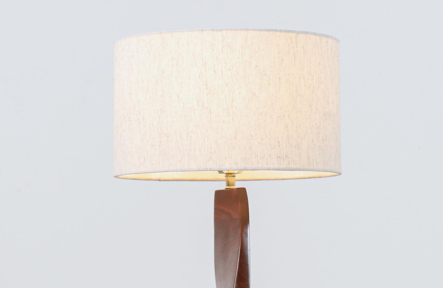 Mid-Century Modern Sculpted Swirl Walnut Table Lamp In Excellent Condition In Los Angeles, CA