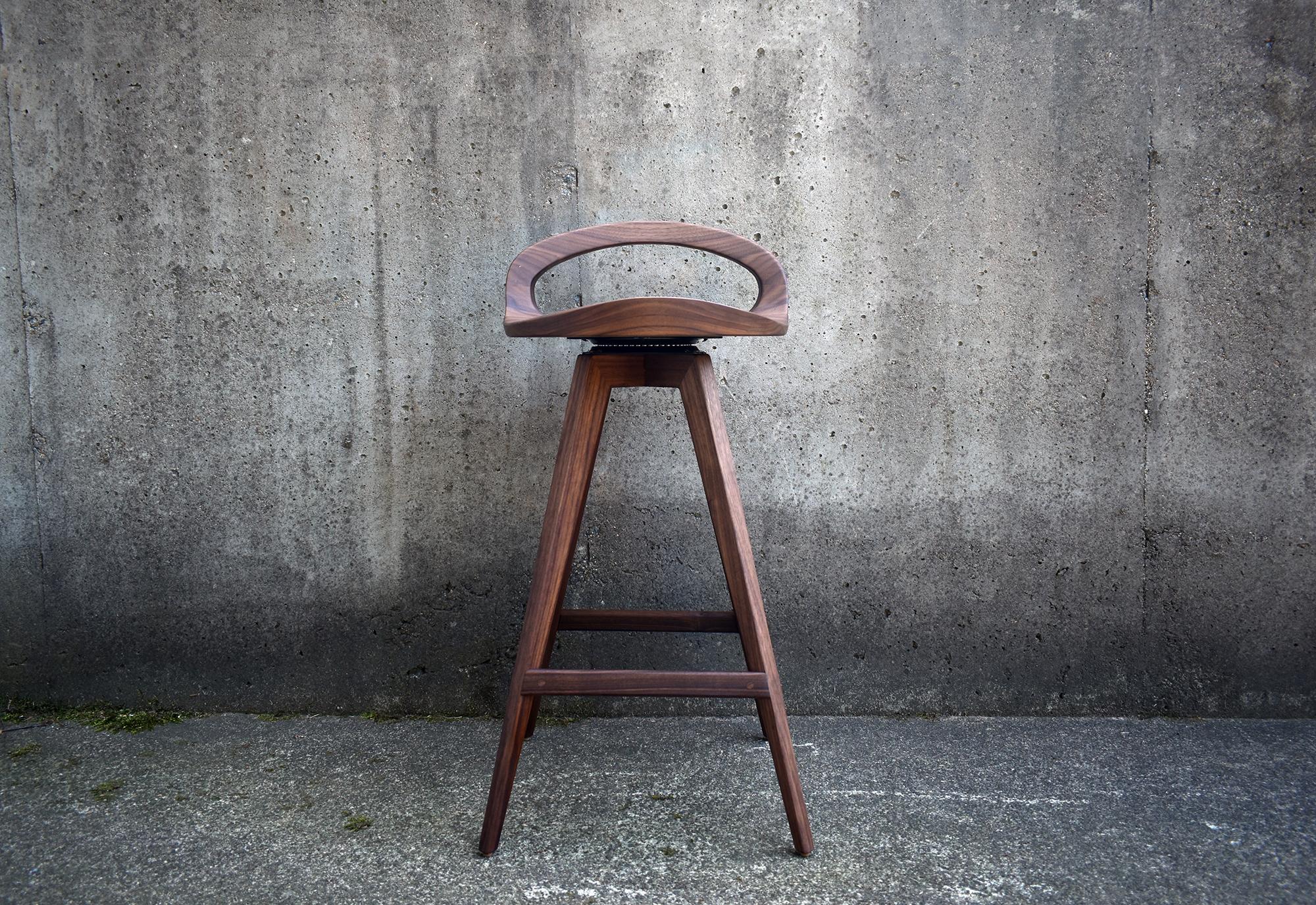 Mid-Century Modern Sculpted Swiveling Stool In New Condition In Kennesaw, GA