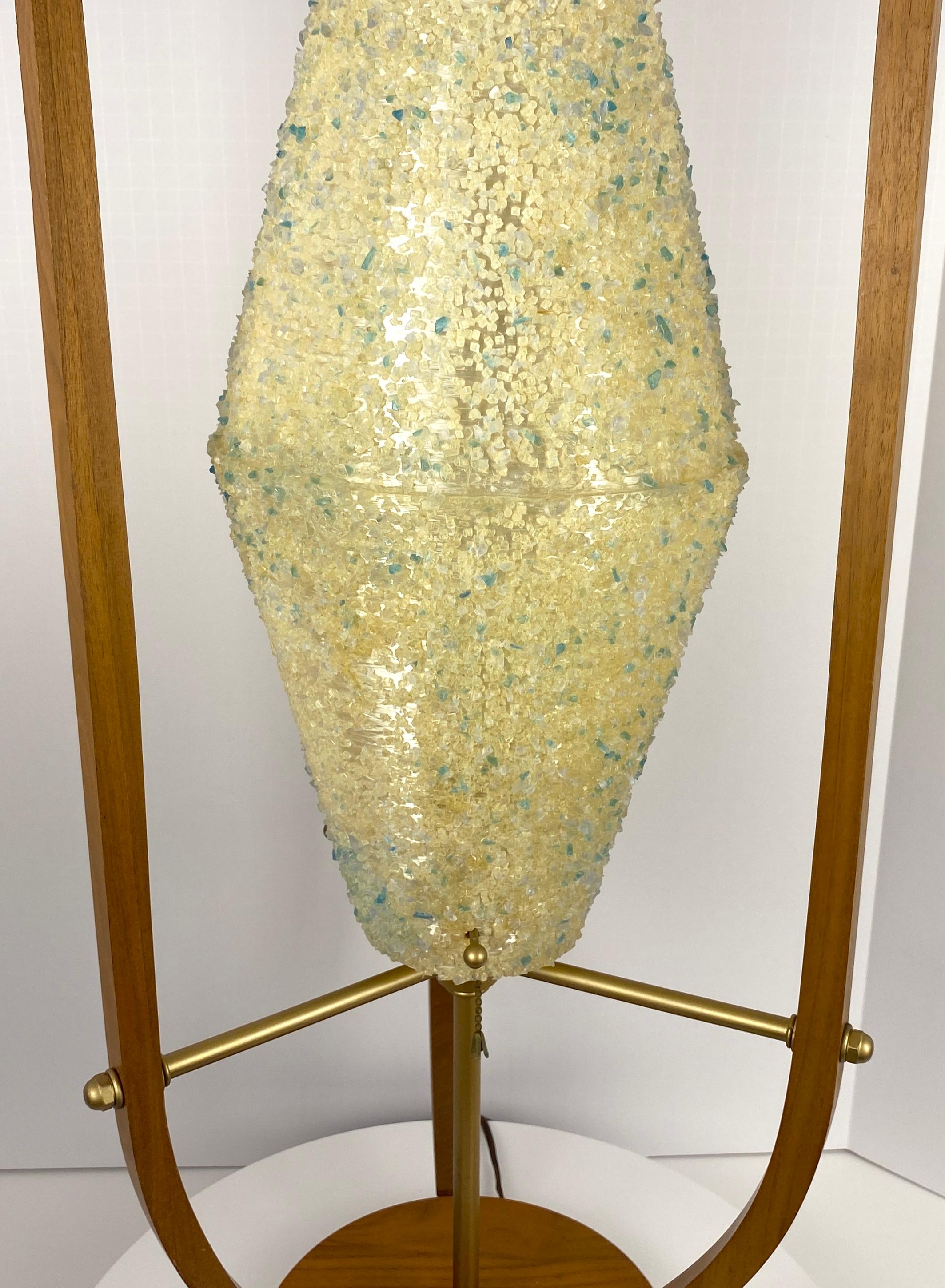 Einfach atemberaubend! Moderne Tischlampe aus Teakholz und Messing, Arthur Jacobs für Modeline zugeschrieben.

Eine hochwertige Lampe, die ein eindrucksvolles Beispiel für das beste Design der Mid Century Modern ist. 
Das Zusammenspiel von Messing