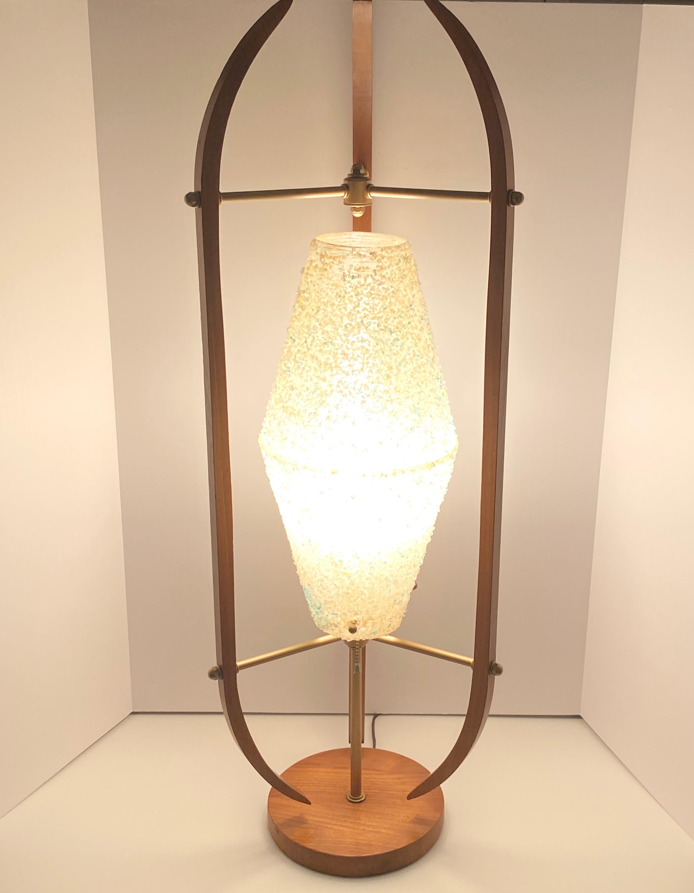 Américain Lampe de table sculptée mi-siècle moderne par Modeline en vente