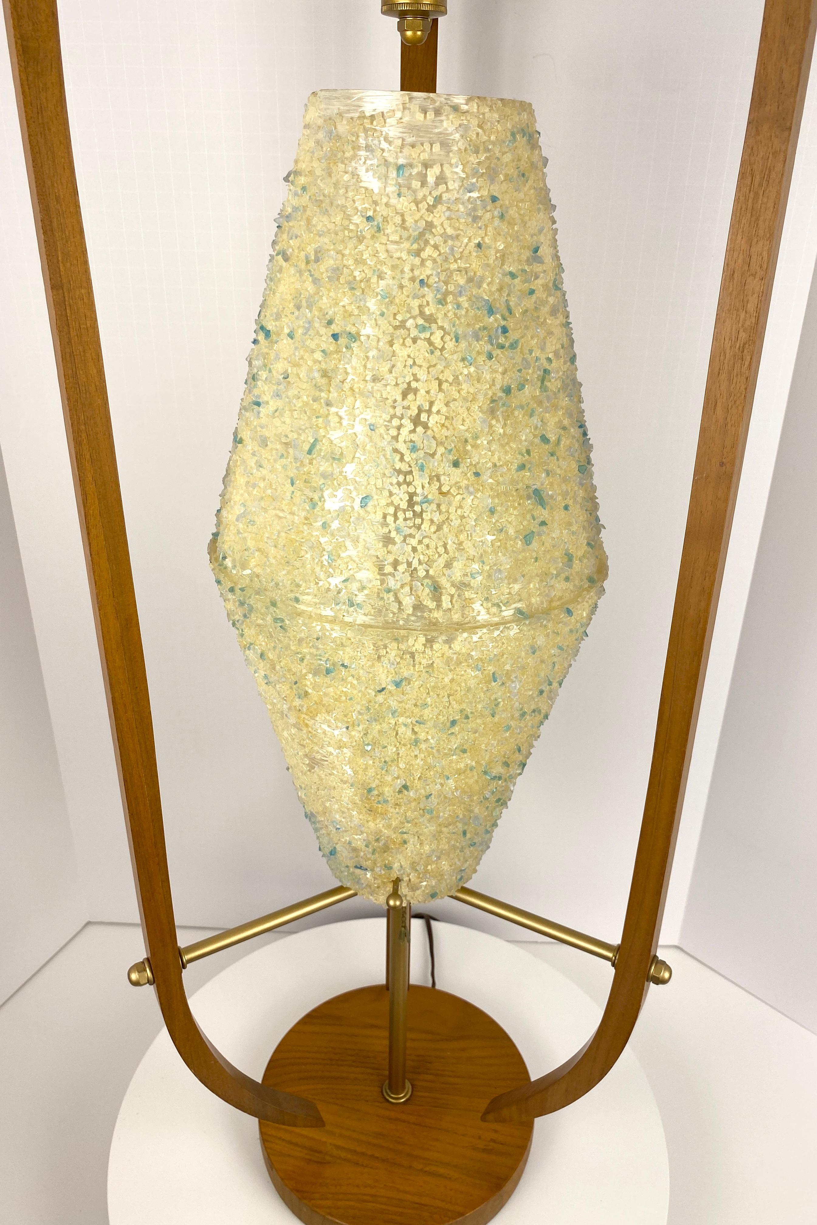 20ième siècle Lampe de table sculptée mi-siècle moderne par Modeline en vente