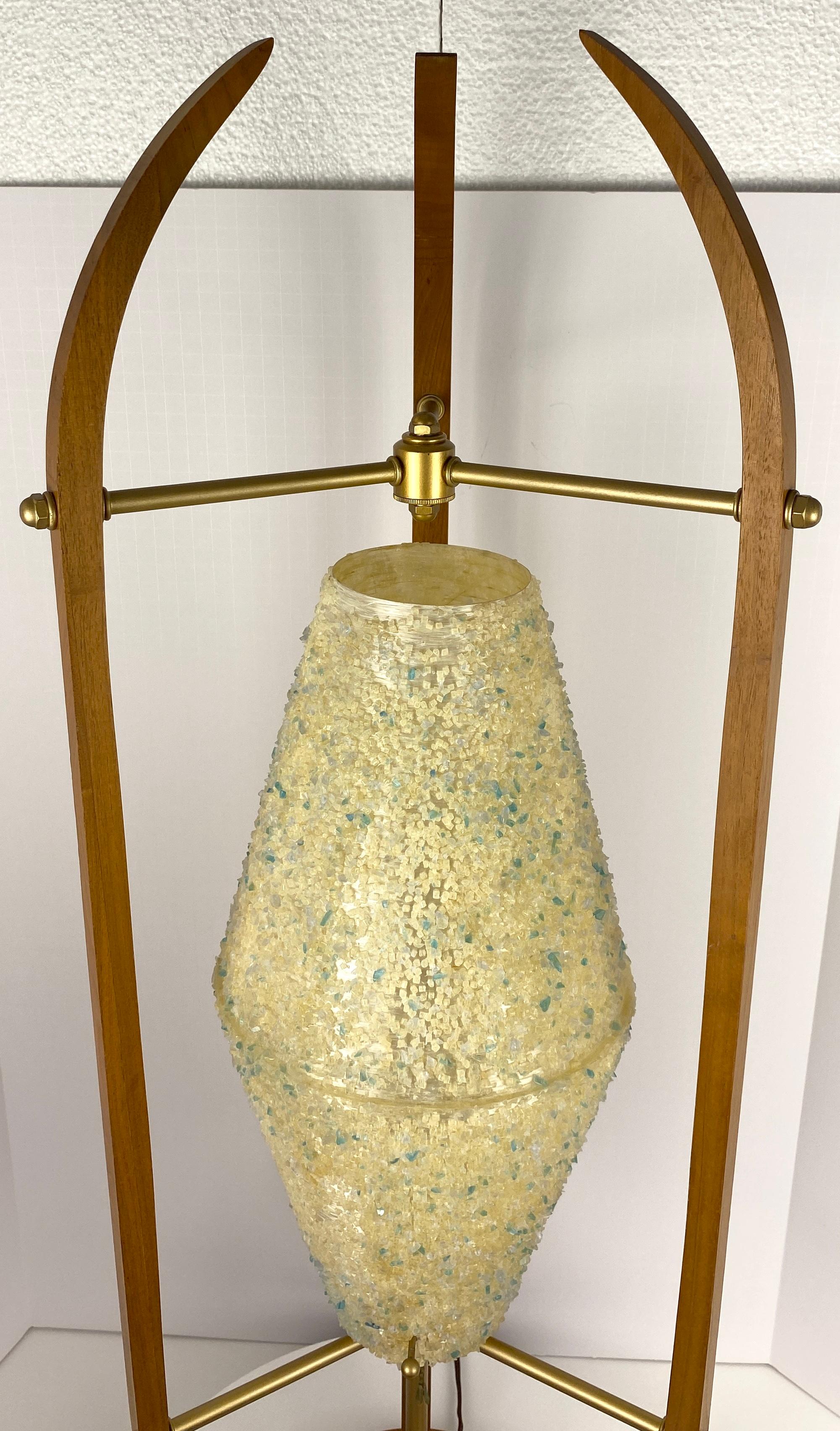 Résine Lampe de table sculptée mi-siècle moderne par Modeline en vente