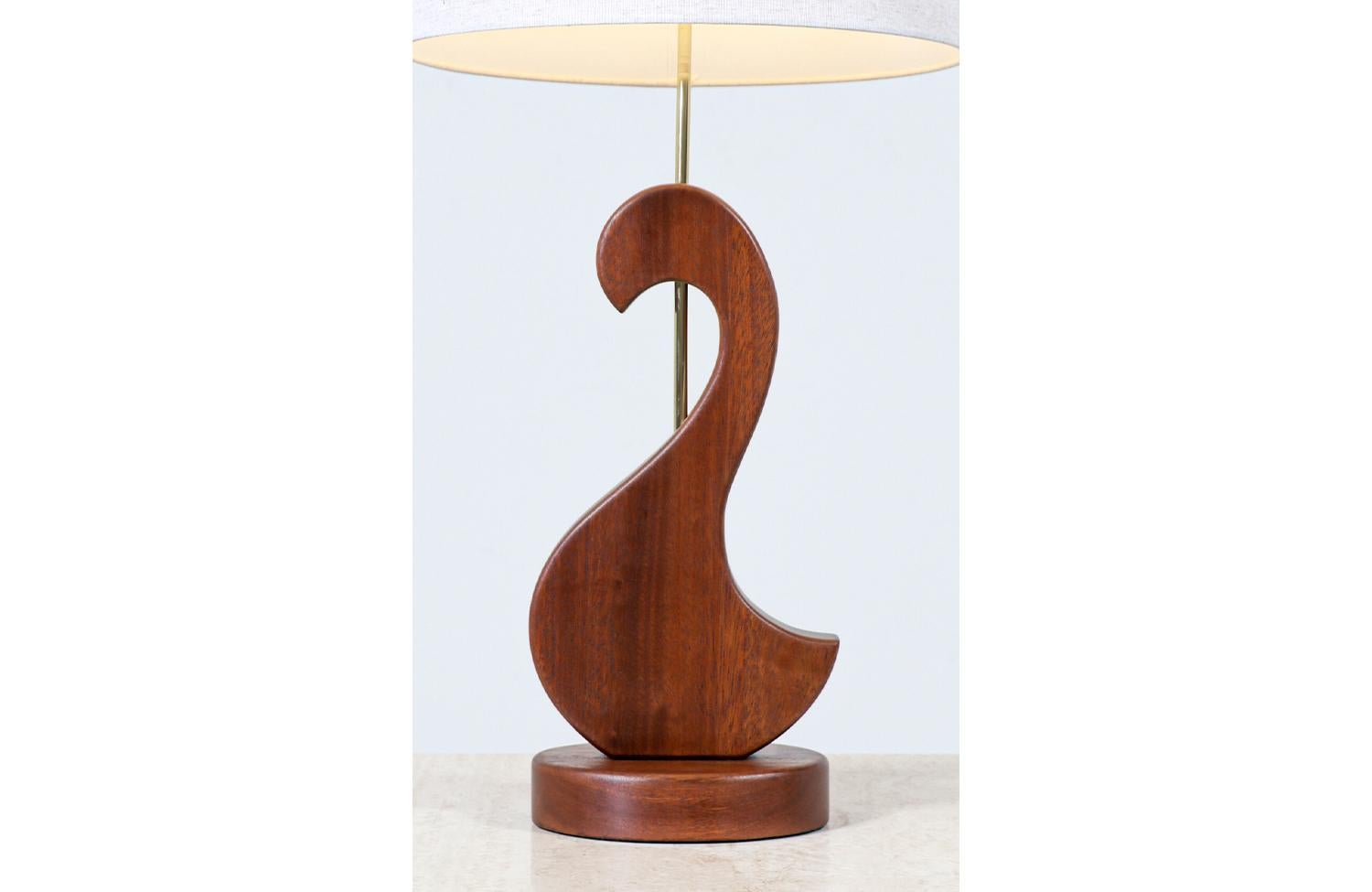 Expertly Restored - Mid-Century Modern Sculpted Teak Swan Style Table Lamp In Excellent Condition For Sale In Los Angeles, CA