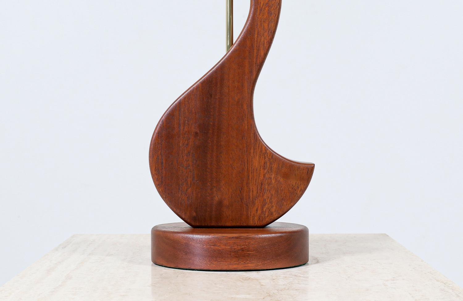 Brass Expertly Restored - Mid-Century Modern Sculpted Teak Swan Style Table Lamp For Sale