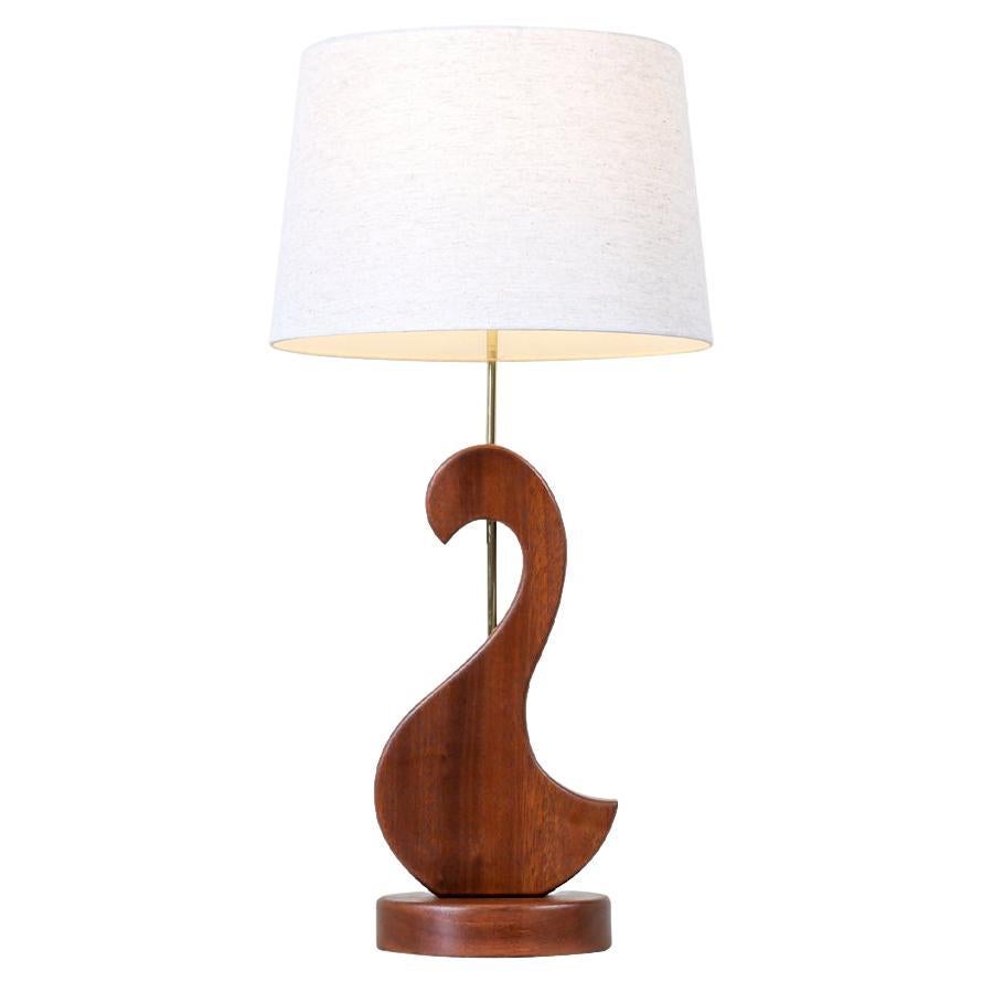 Restaurée par des experts - Lampe de table en teck sculpté de style Swan de The Modernity en vente