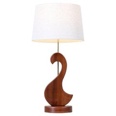 Fachmännisch restauriert - Moderne Tischlampe aus Teakholz im Swan-Stil aus der Mitte des Jahrhunderts