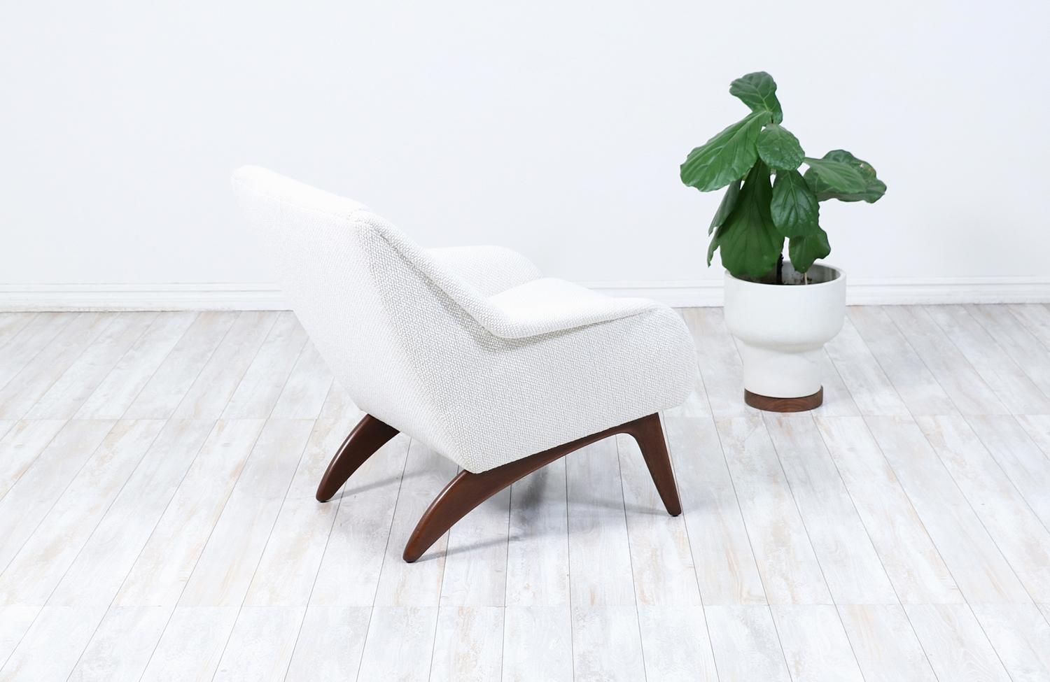 Expertly Restored - Mid-Century Modern Sculpted Teak & Tufted Lounge Chair In Excellent Condition For Sale In Los Angeles, CA