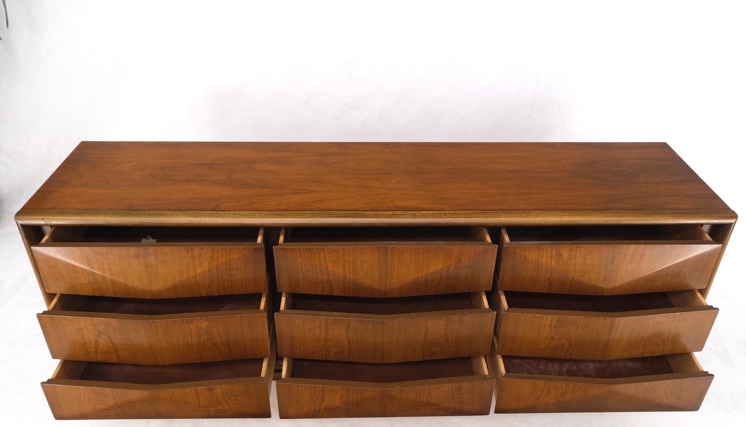 Moderne Kommode aus Nussbaumholz mit 9 Diamanten an der Vorderseite, Mint, Mid-Century Modern im Angebot 3