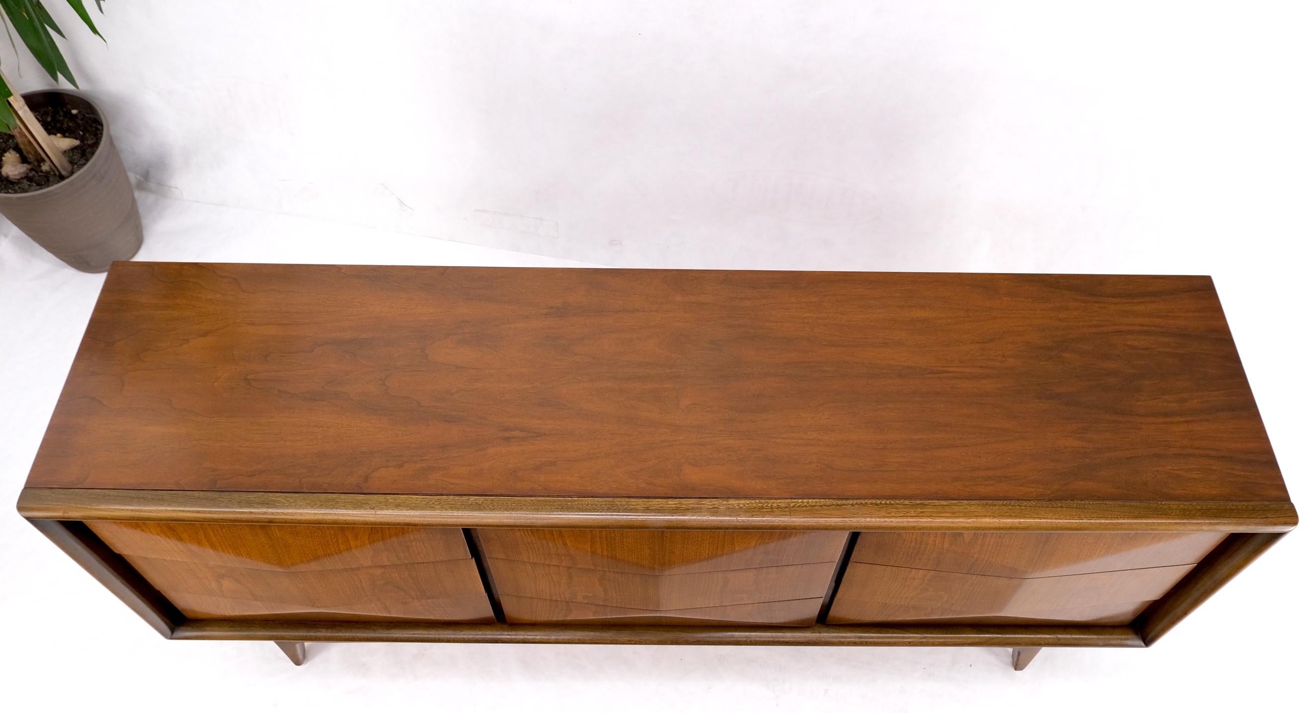 Moderne Kommode aus Nussbaumholz mit 9 Diamanten an der Vorderseite, Mint, Mid-Century Modern im Angebot 6