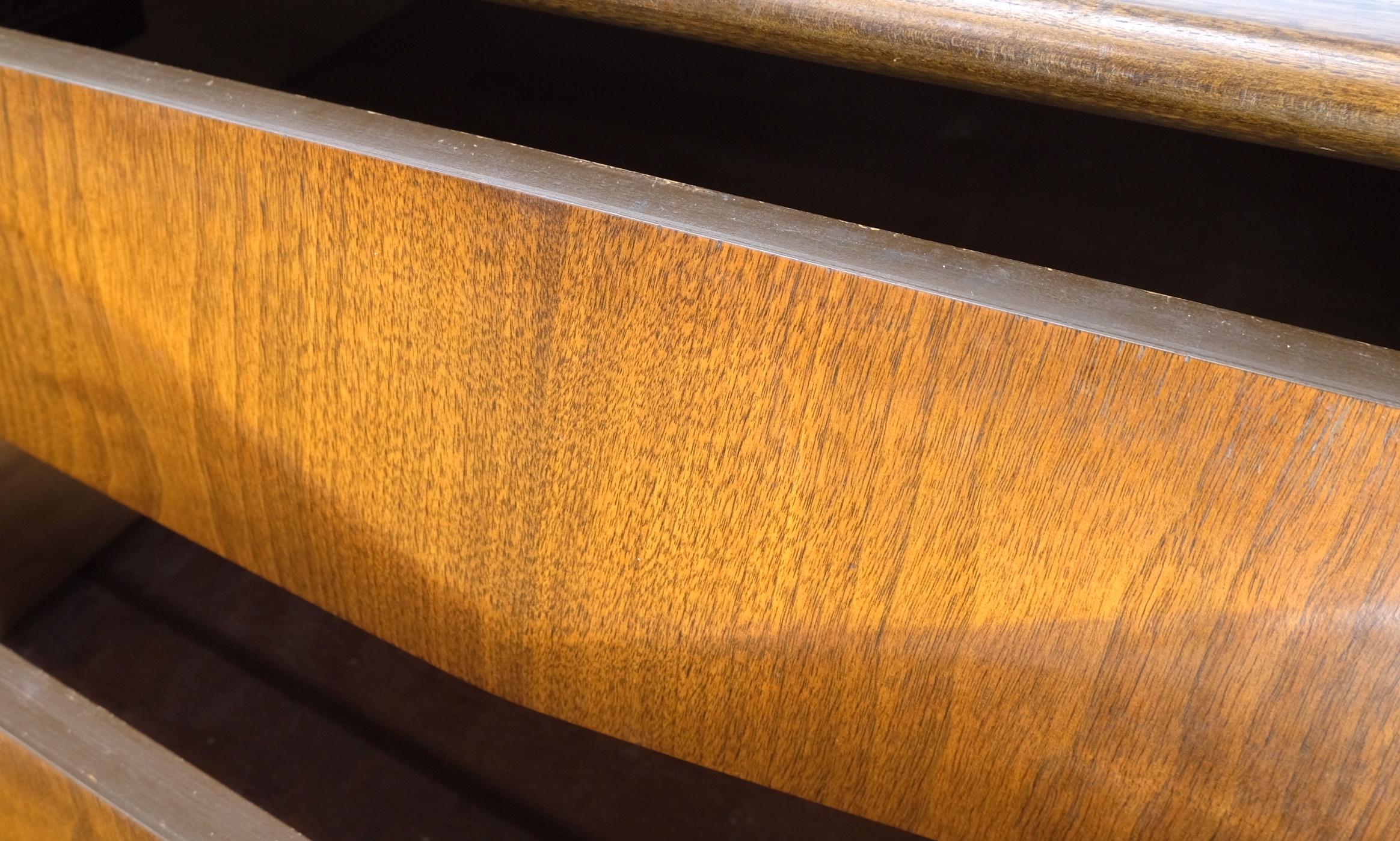 Mid-Century Modern geschnitzt Nussbaum 9 Diamant Front Schubladen Kommode neuwertig.

Kagan-Dekor passt.