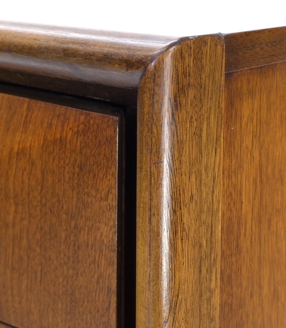 Moderne Kommode aus Nussbaumholz mit 9 Diamanten an der Vorderseite, Mint, Mid-Century Modern im Angebot 1