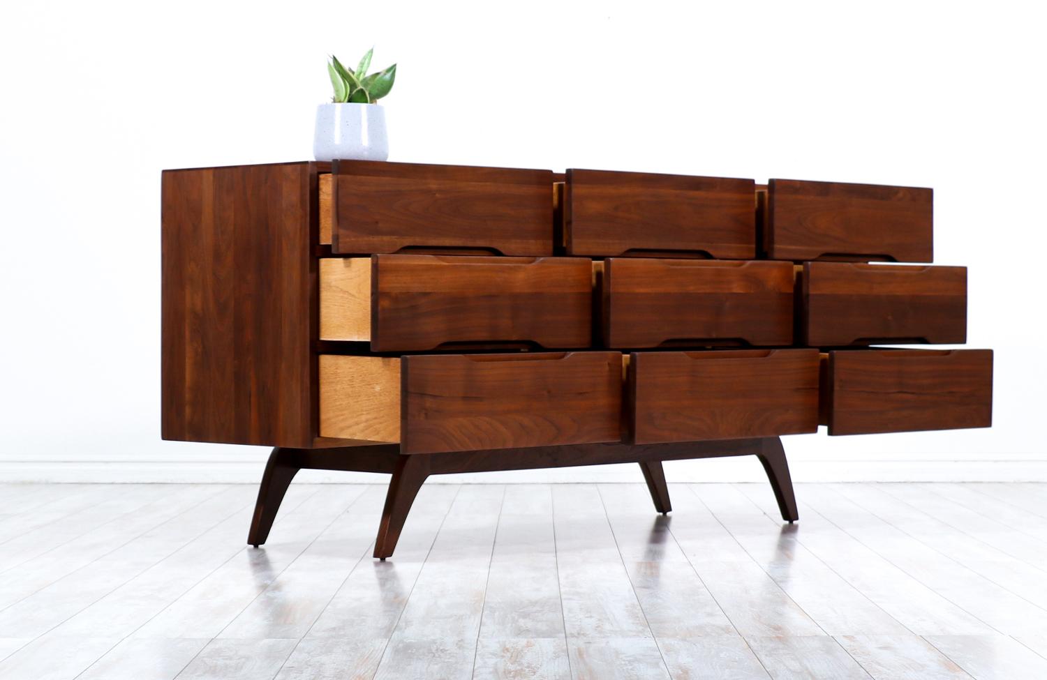Mid-Century Modern Sculpted Walnut 9-Drawer Dresser In Excellent Condition In Los Angeles, CA