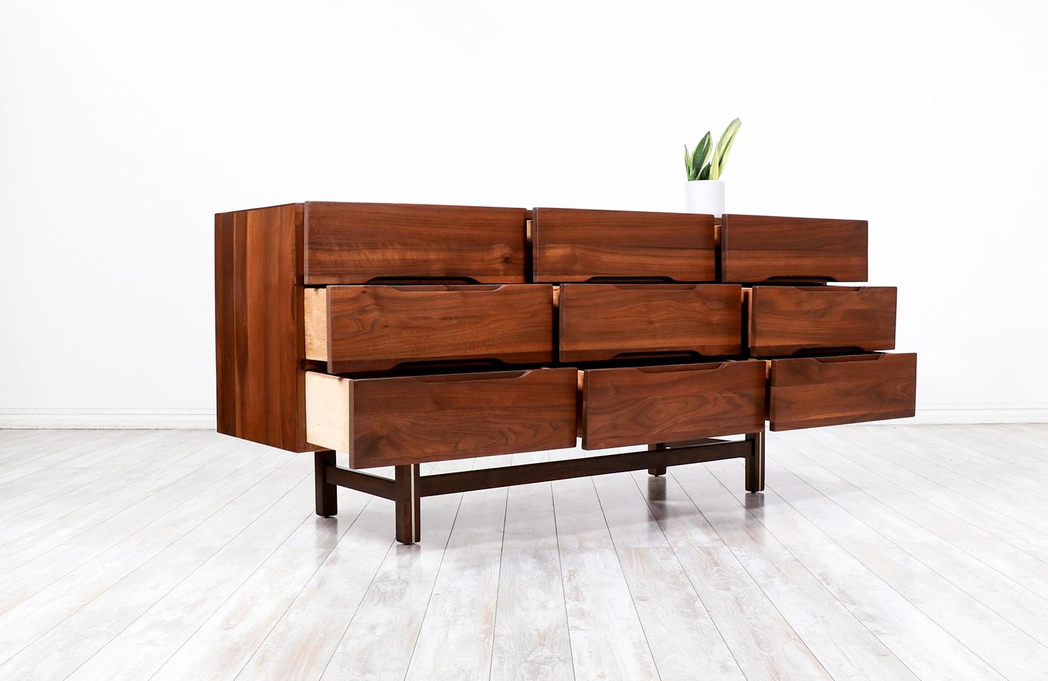 Mid-Century Modern Sculpted Walnut 9-Drawer Dresser with Brass Accent  In Excellent Condition For Sale In Los Angeles, CA