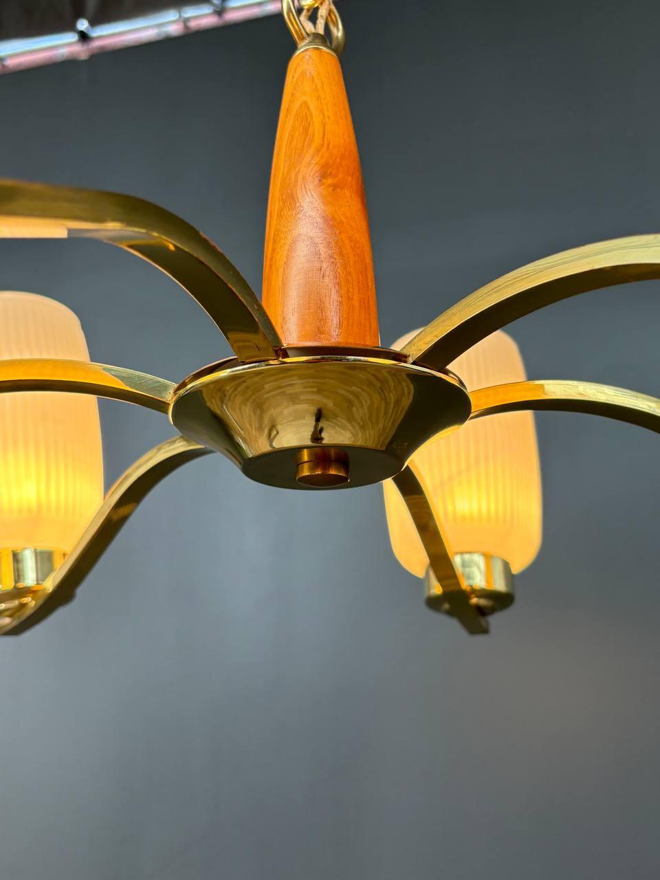 Mid-Century Modern Sculpted Walnut & Brass Chandelier In Good Condition For Sale In Los Angeles, CA