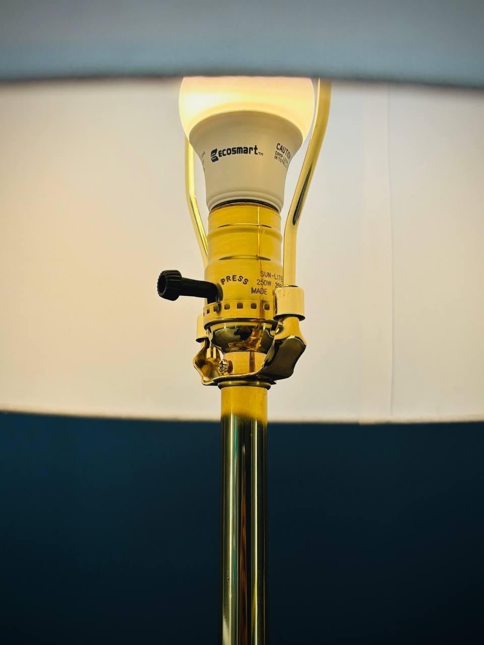 Moderne Stehlampe aus Nussbaum und Messing aus der Mitte des Jahrhunderts von Laurel (Mitte des 20. Jahrhunderts) im Angebot