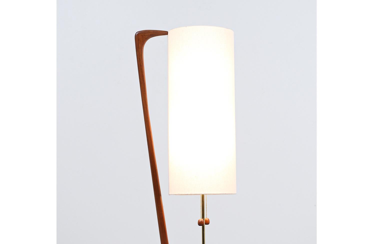Mid-Century Modern Sculpted Walnut & Brass Floor Lamp with Accent Side Table In Excellent Condition In Los Angeles, CA