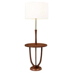 Lampada da terra in legno di noce e ottone scolpito con tavolino, in stile metà secolo moderno