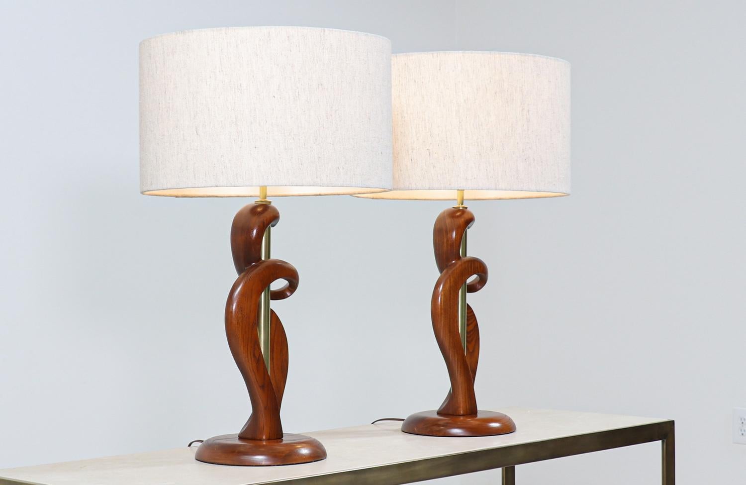 Mid-Century Modern Restaurés de manière experte - Lampes de table sculptées modernes du milieu du siècle dernier par Light House Co. en vente