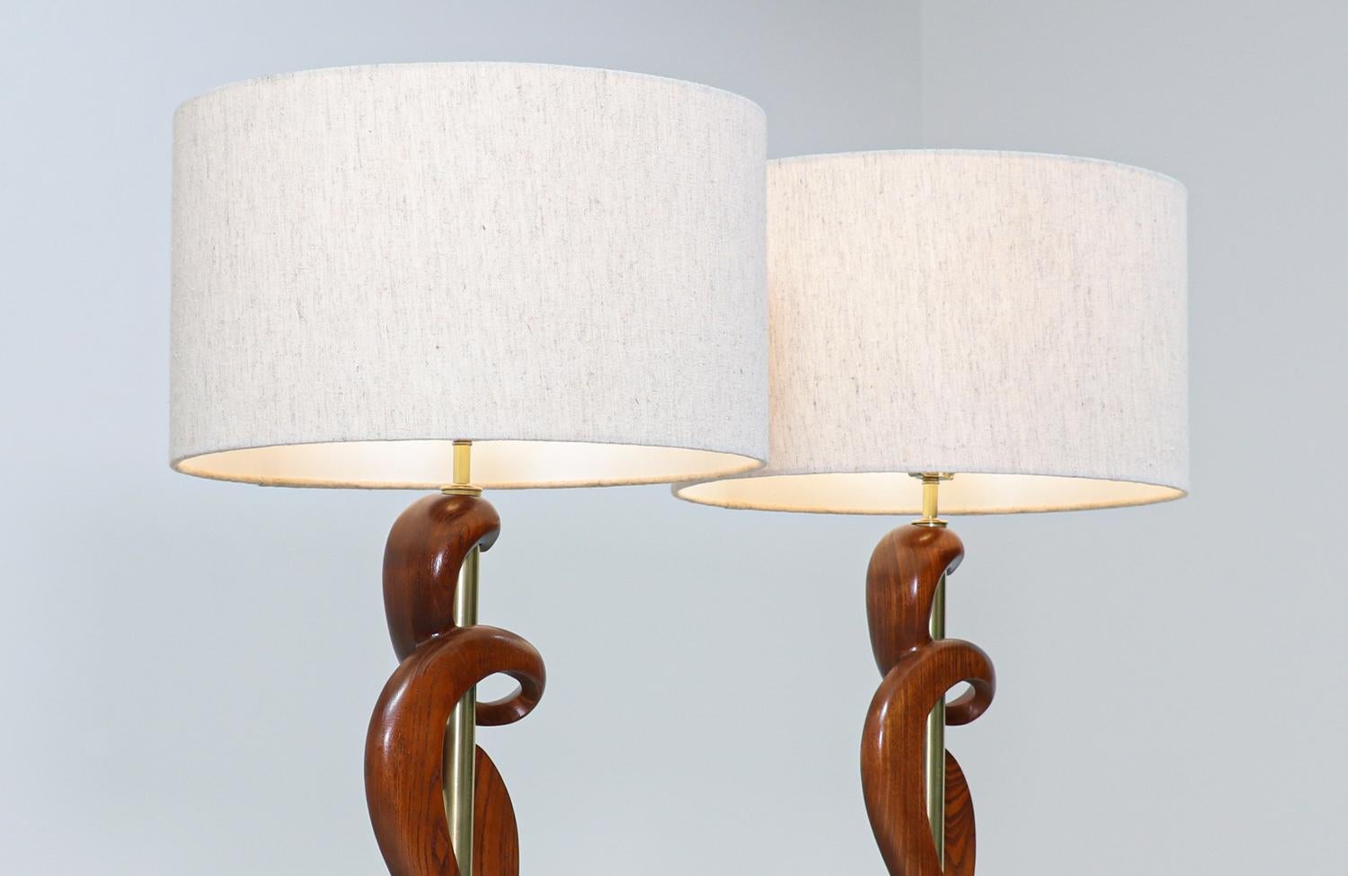 Américain Restaurés de manière experte - Lampes de table sculptées modernes du milieu du siècle dernier par Light House Co. en vente