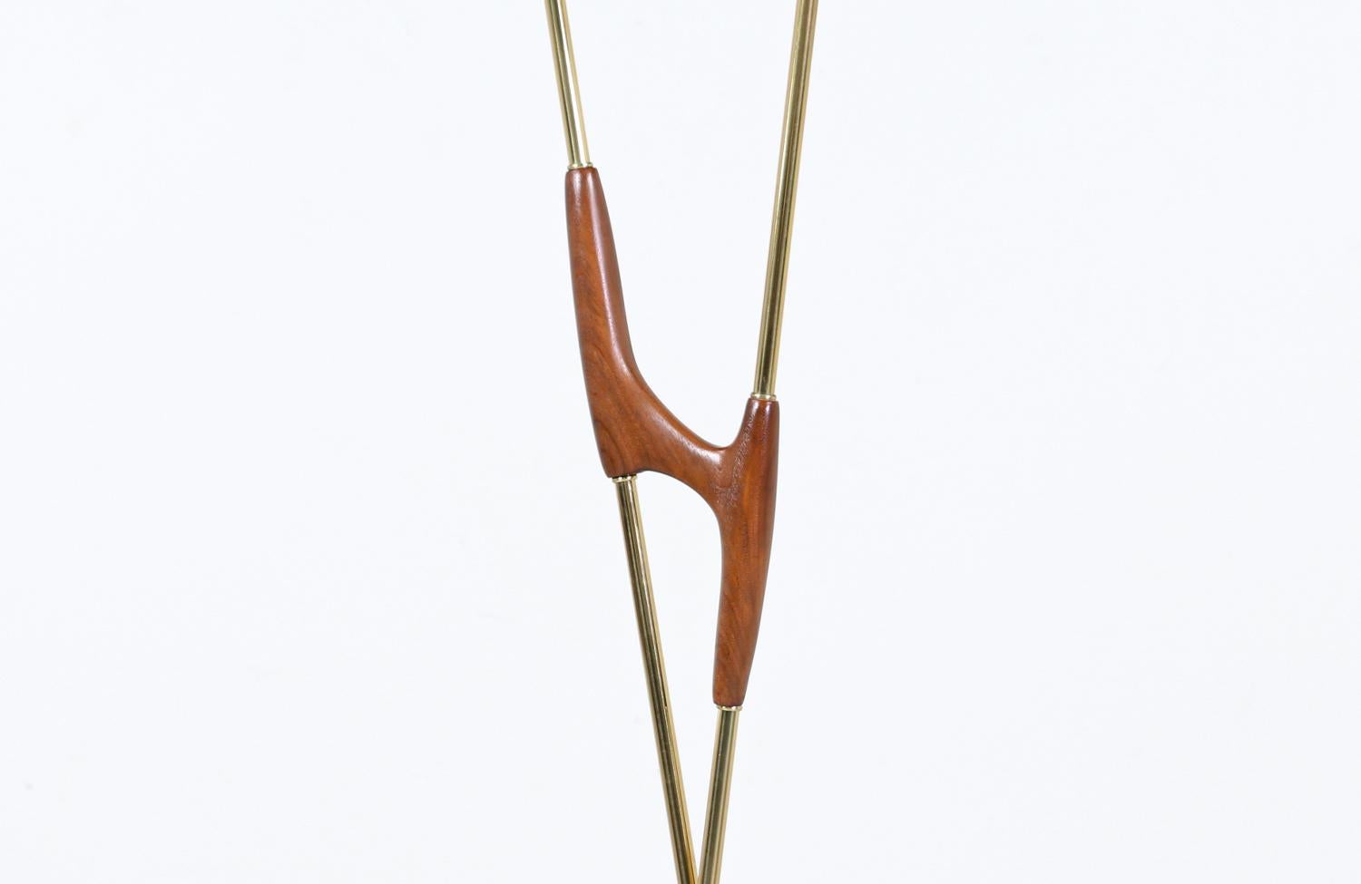 Mid-Century Modern Sculpted Walnut & Brass Torchier Floor Lamp In Excellent Condition For Sale In Los Angeles, CA
