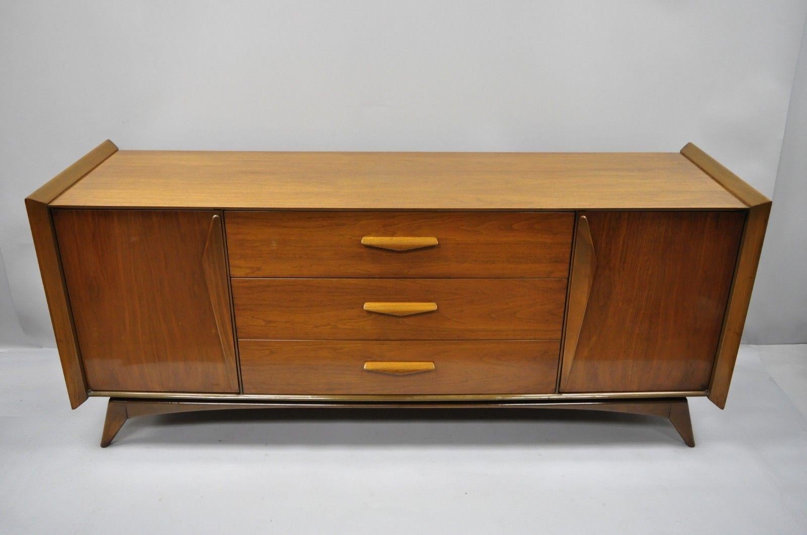Mid-Century Modern Sculpted Walnut Credenza Long Dresser Chest of Drawers 5