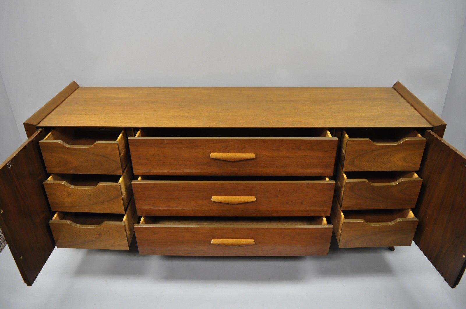 Mid-Century Modern Sculpted Walnut Credenza Long Dresser Chest of Drawers In Good Condition In Philadelphia, PA