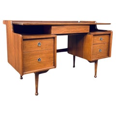 Moderner Schreibtisch aus Nussbaumholz von Hooker aus der Jahrhundertmitte