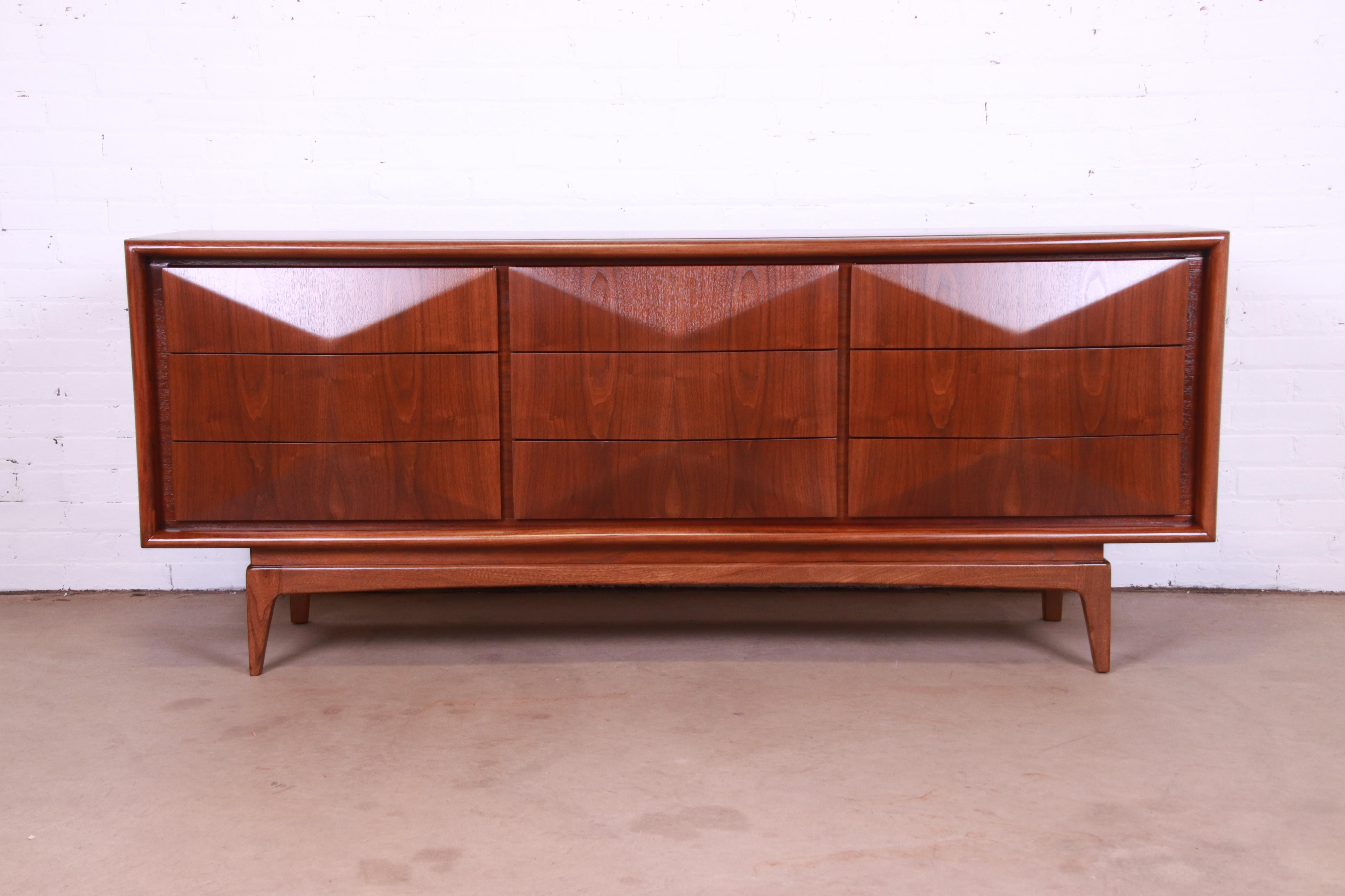 A stunning Mid-Century Modern sculpted walnut diamond front long dresser or credenza

In the manner of Vladimir Kagan

By United Furniture Co.

USA, 1960s

Measures: 74