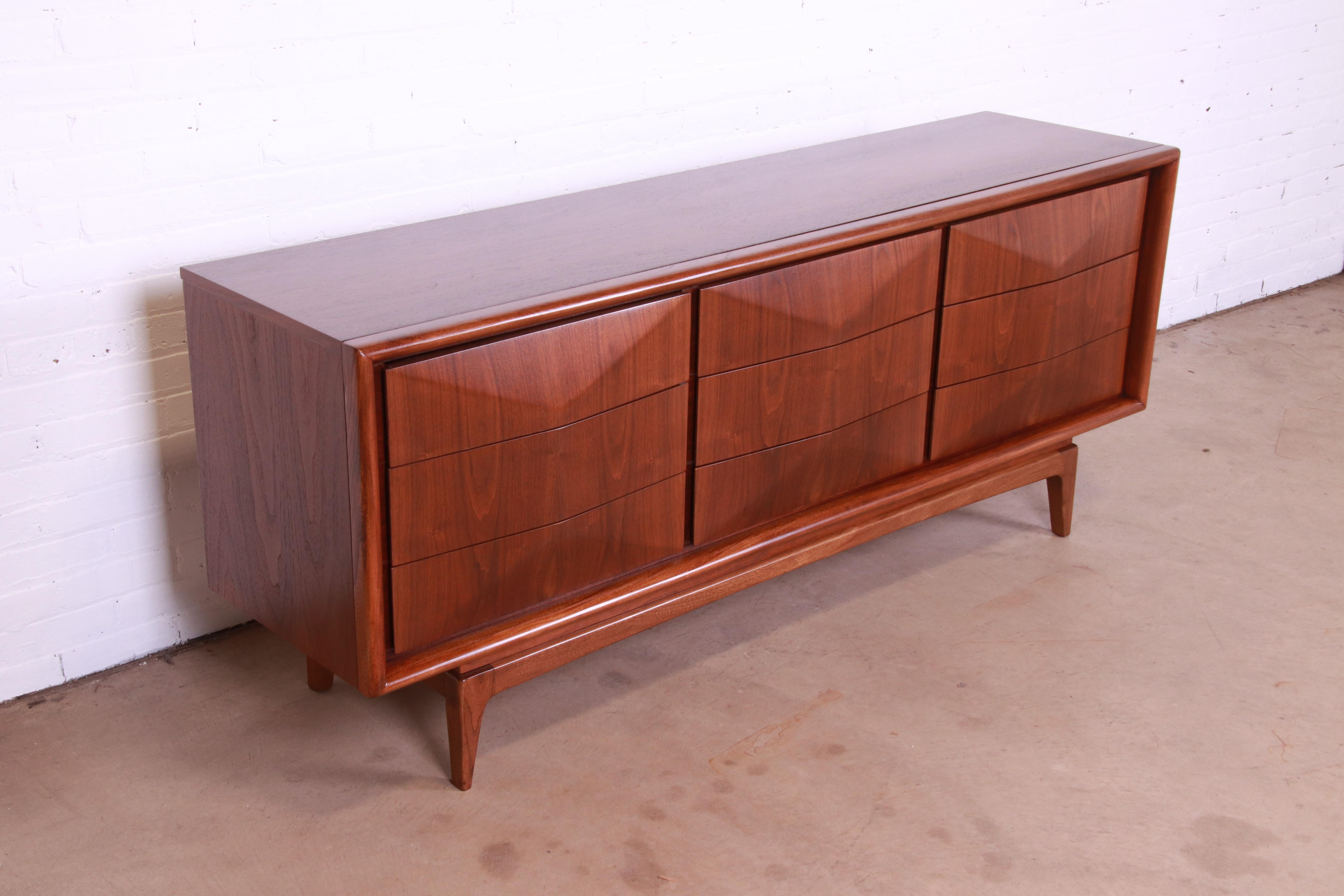 Mid-Century Modern Sculpted Walnut Diamond Front Dresser by United, Refinished In Good Condition In South Bend, IN