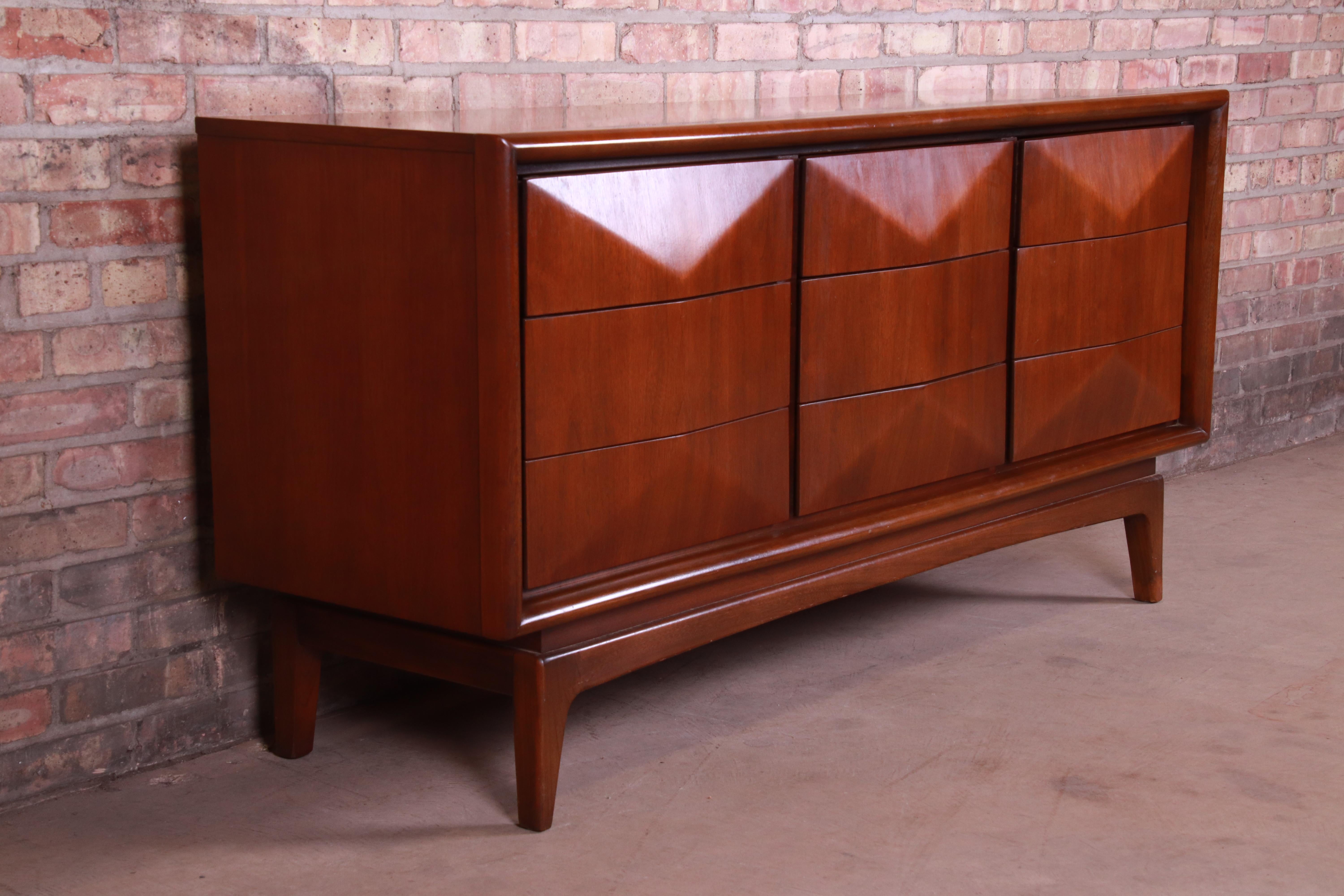 A stunning Mid-Century Modern sculpted walnut diamond front long dresser or credenza

In the manner of Vladimir Kagan

By United Furniture Co.

USA, 1960s

Measures: 62.13