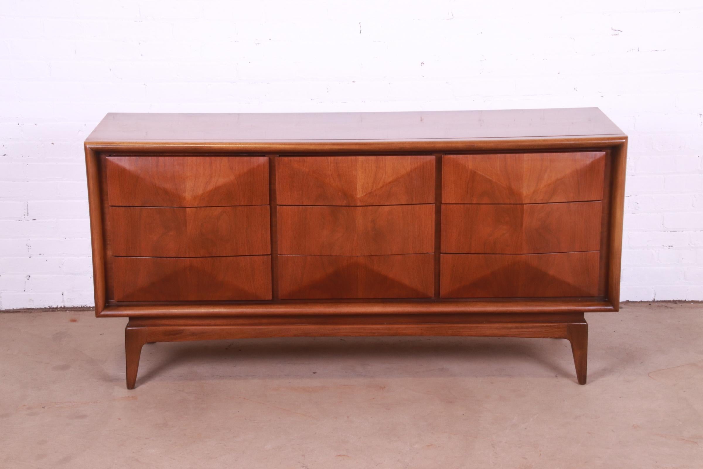 A stunning Mid-Century Modern sculpted walnut diamond front long dresser or credenza

In the manner of Vladimir Kagan

By United Furniture Co.

USA, 1960s

Measures: 62