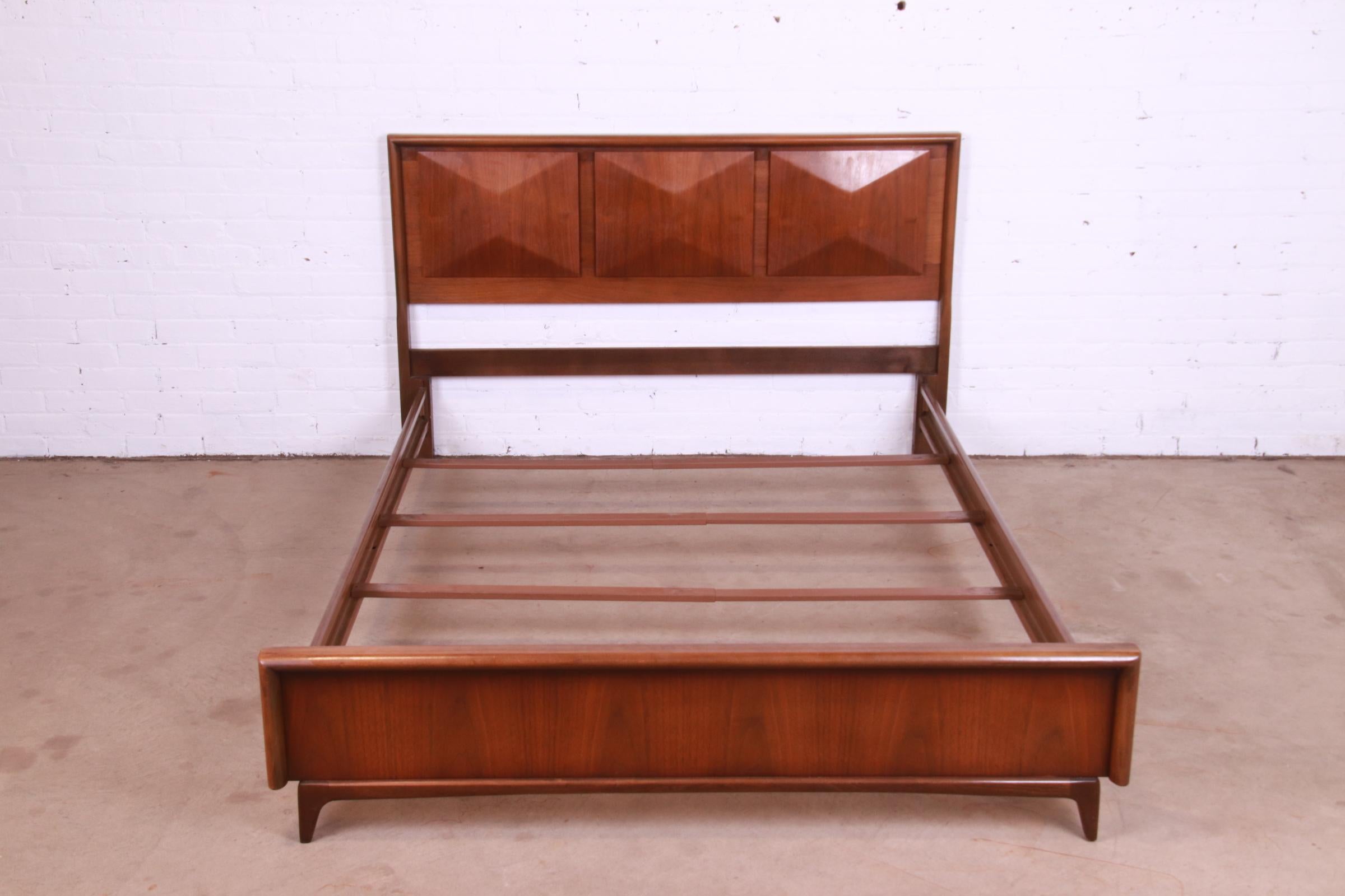 A stunning Mid-Century Modern sculpted walnut diamond front full size bed frame

In the manner of Vladimir Kagan

By United Furniture Co.

USA, 1960s

Measures: 60