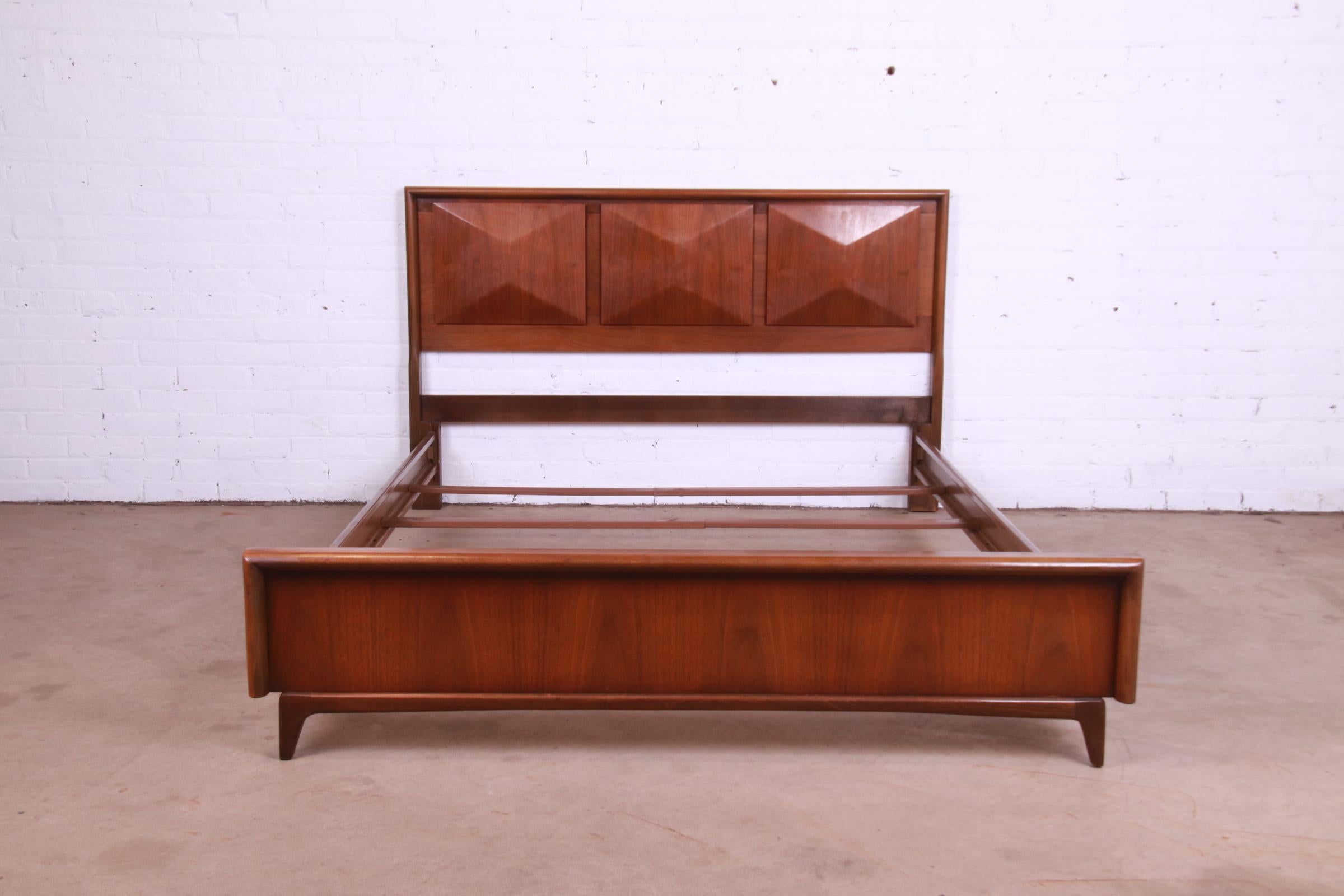 American Mid-Century Modern Sculpted Walnut Diamond Front Full Size Bed by United