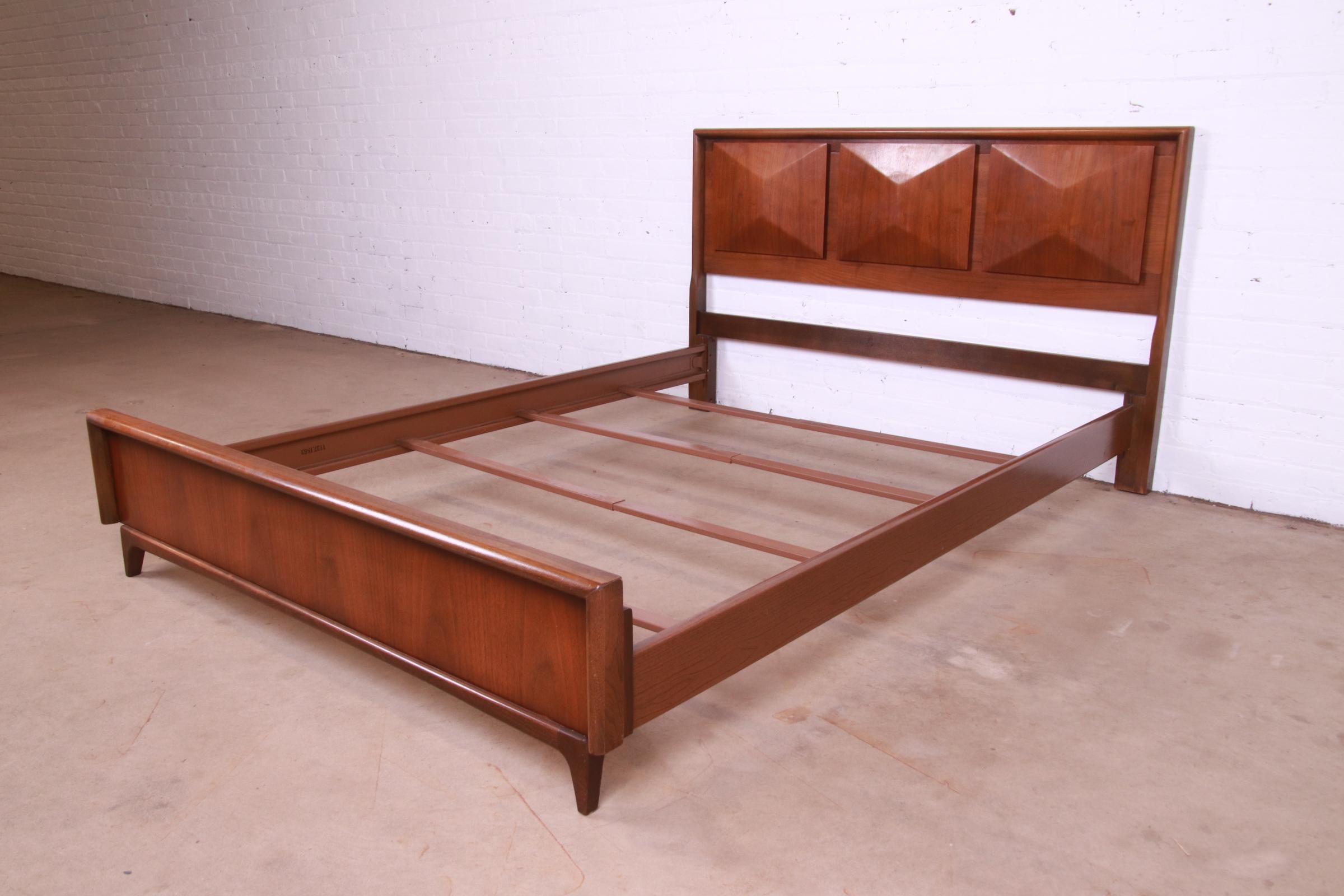 Mid-Century Modern Sculpted Walnut Diamond Front Full Size Bed by United In Good Condition In South Bend, IN
