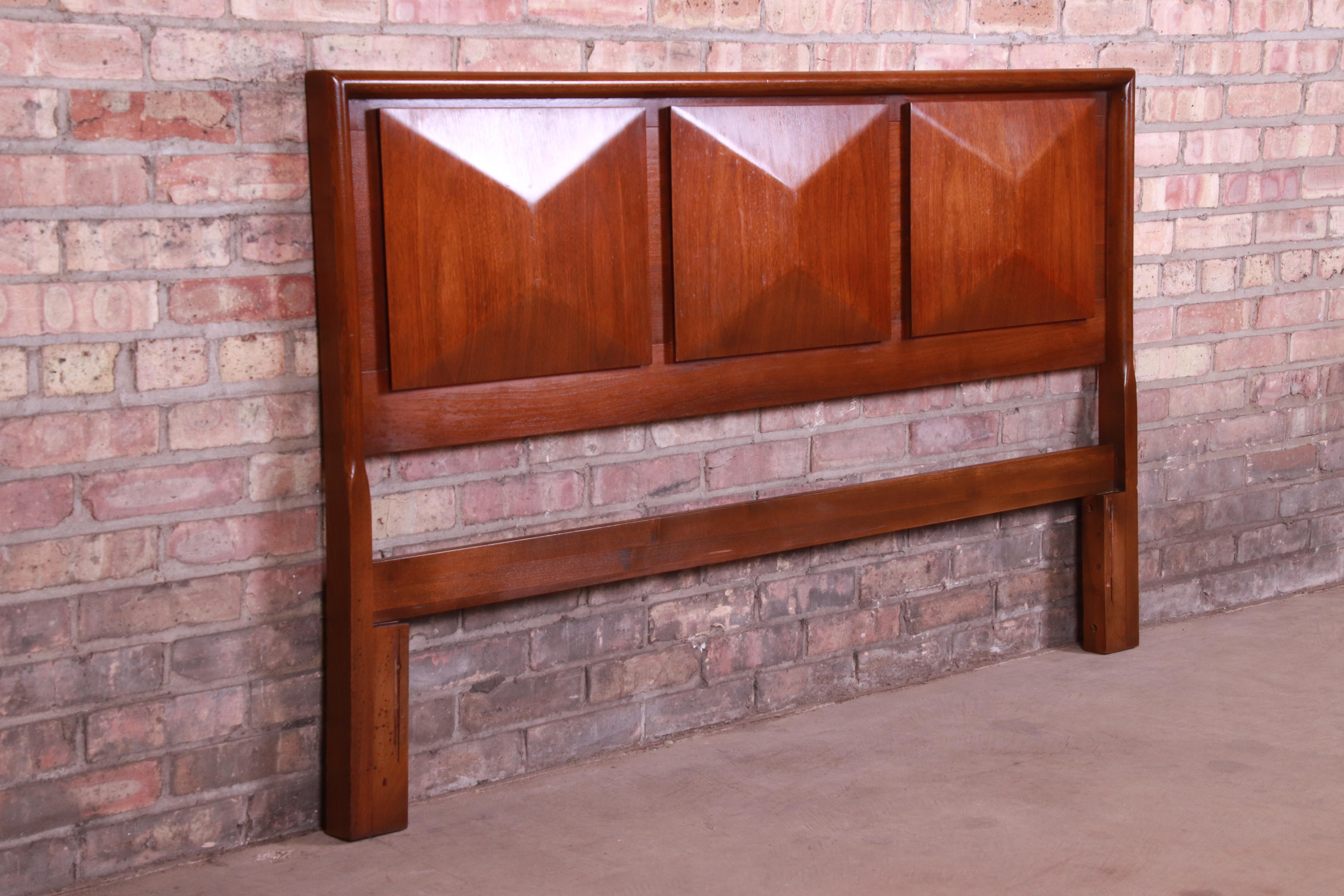 An exceptional Mid-Century Modern sculpted walnut diamond front headboard

In the manner of Vladimir Kagan

By United Furniture Co.

USA, 1960s

Measures: 60