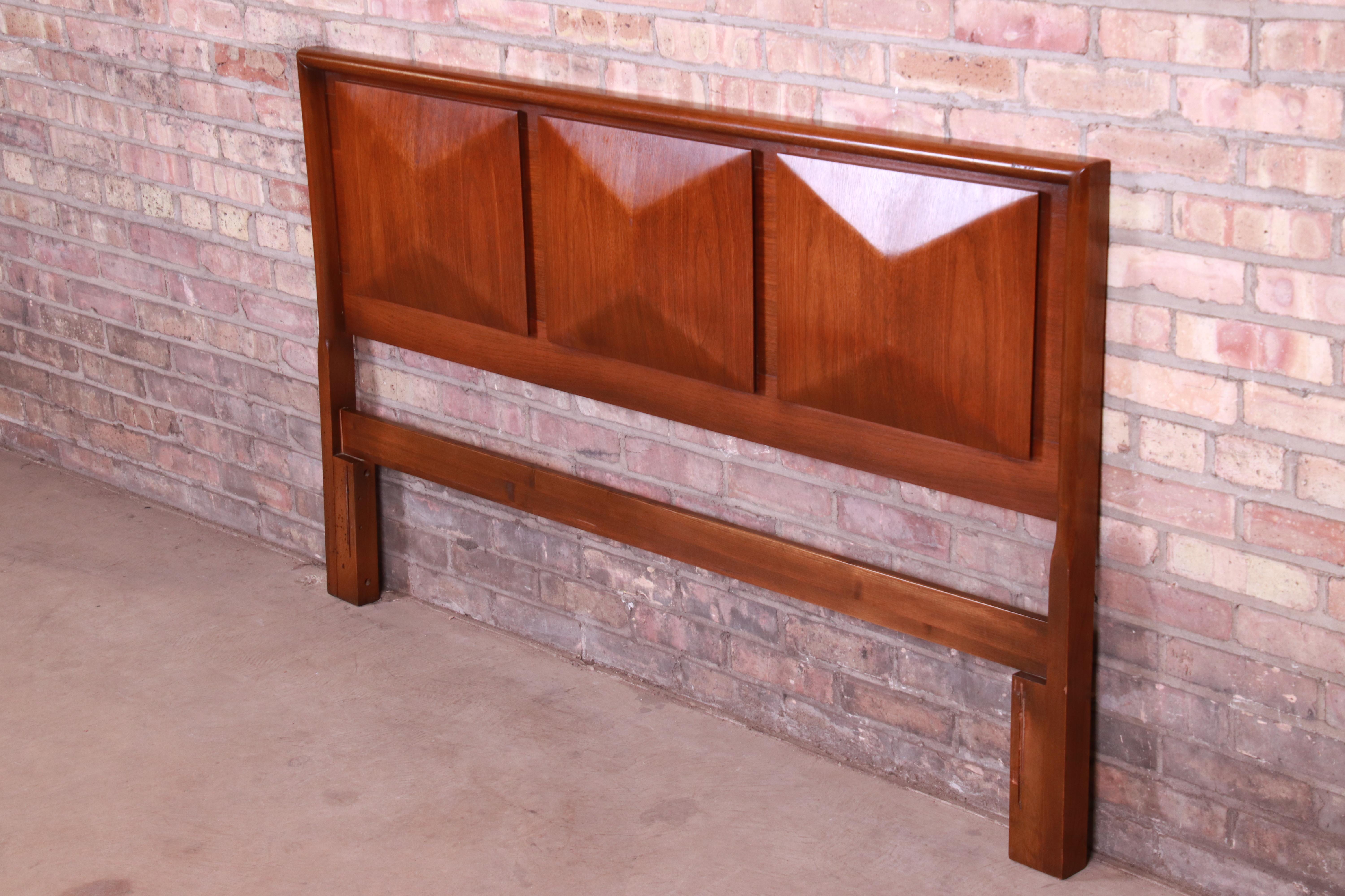 Mid-Century Modern Sculpted Walnut Diamond Front Headboard by United In Good Condition In South Bend, IN