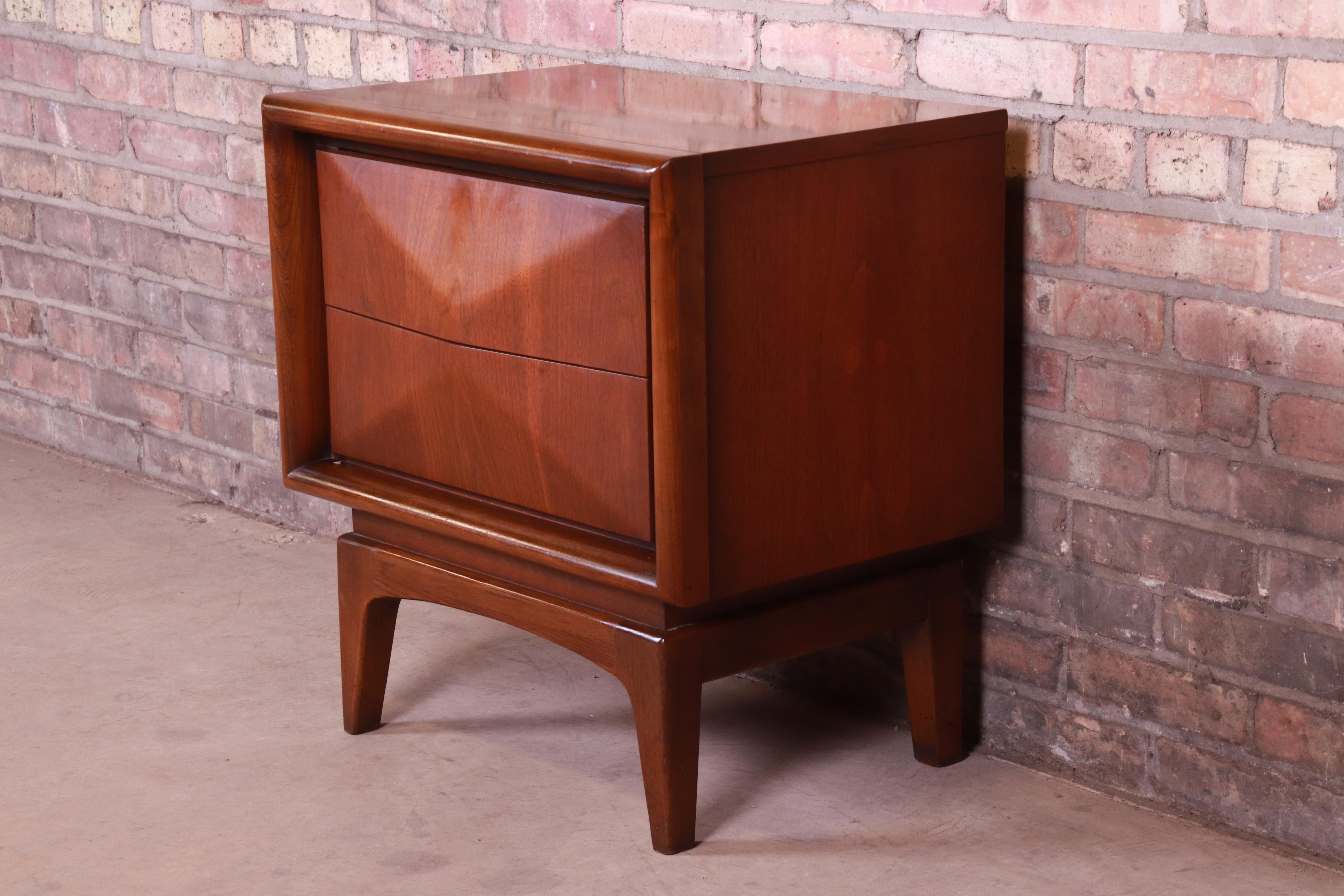 Mid-Century Modern Sculpted Walnut Diamond Front Nightstand by United, 1960s In Good Condition In South Bend, IN