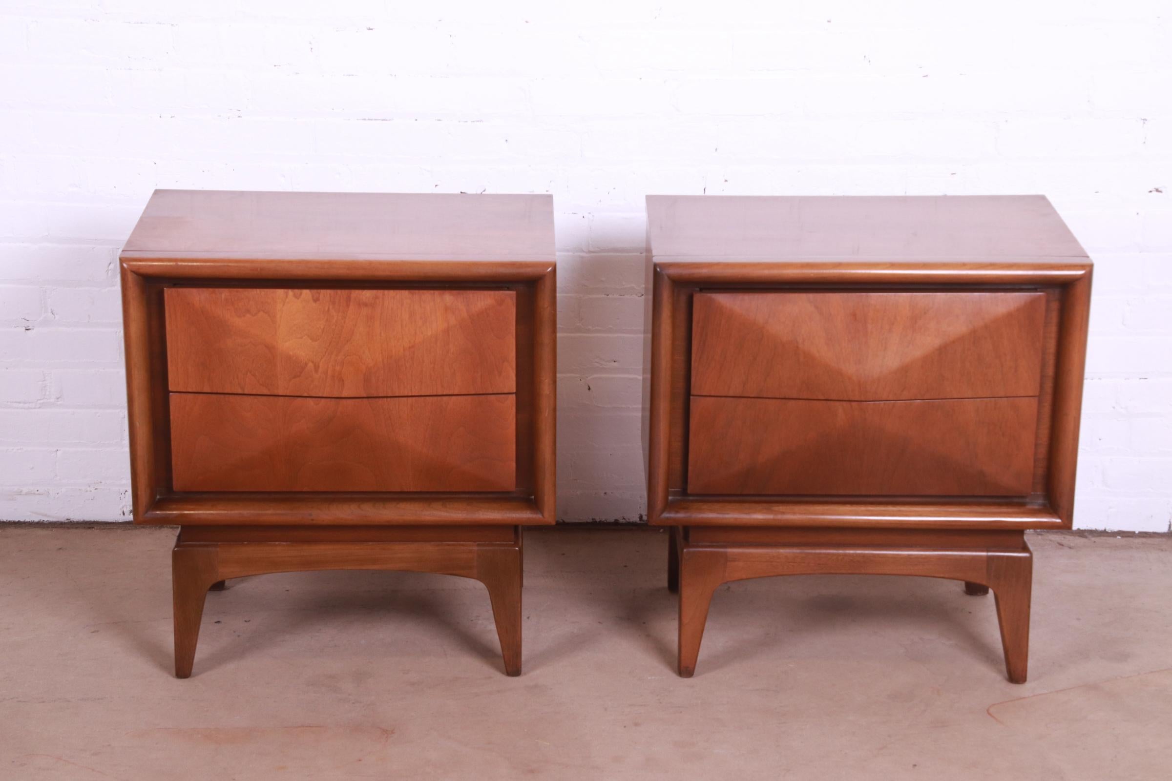 A stunning pair of Mid-Century Modern sculpted walnut diamond front nightstands

In the manner of Vladimir Kagan

By United Furniture Co.

USA, 1960s

Measures: 23
