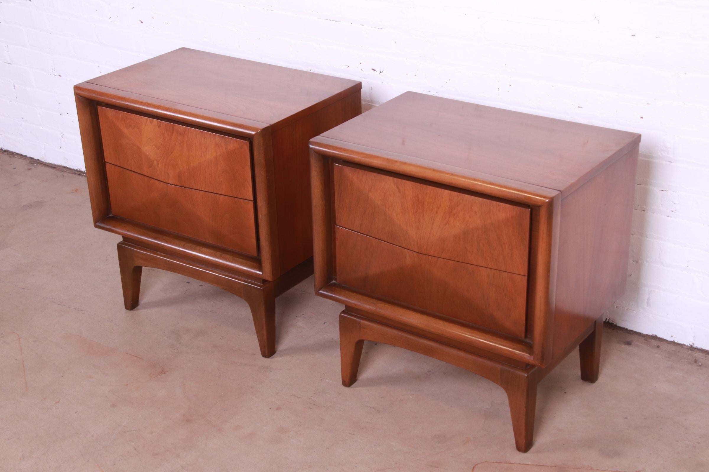 Mid-Century Modern Sculpted Walnut Diamond Front Nightstands by United, Pair In Good Condition In South Bend, IN